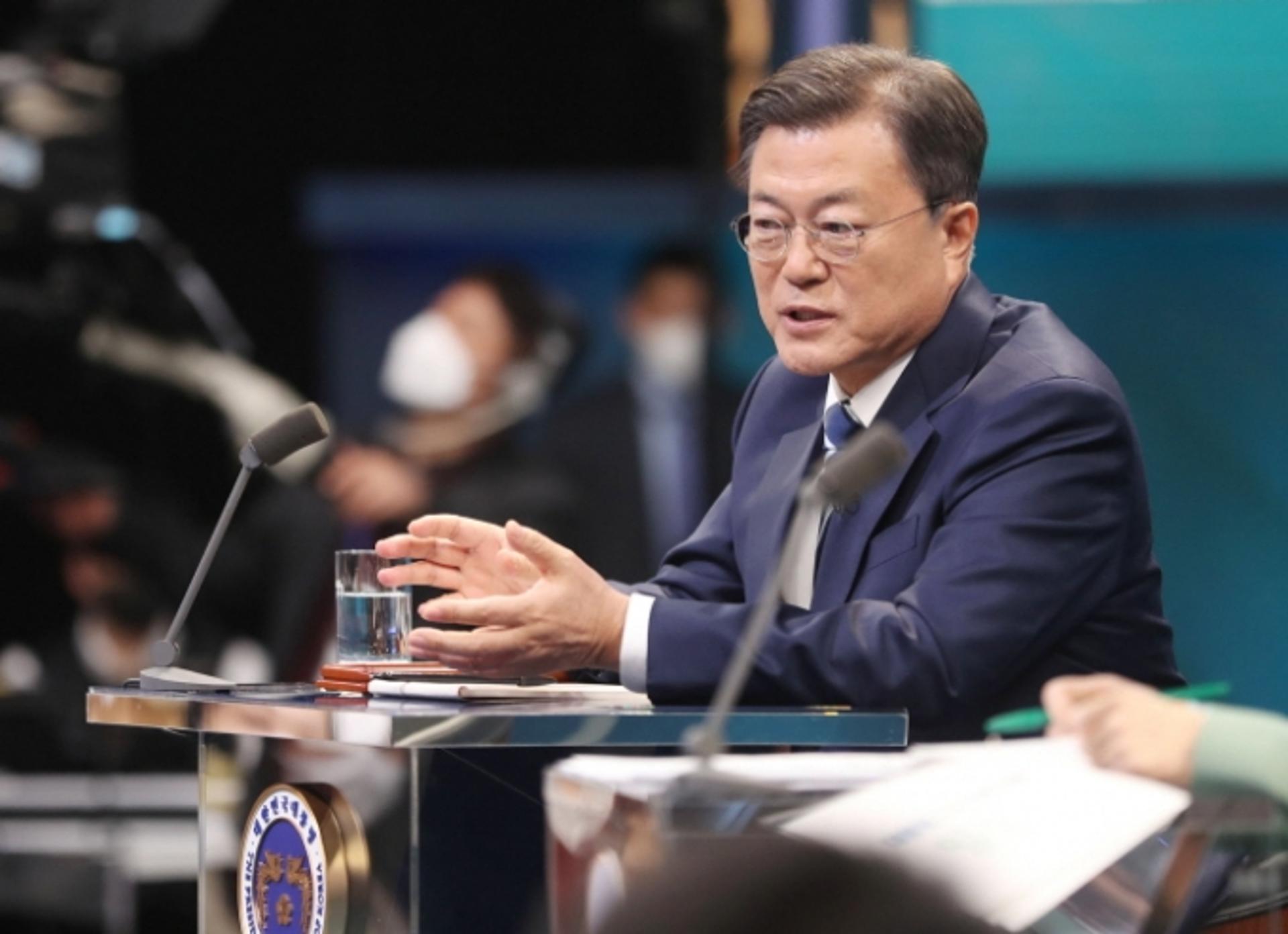 문 대통령 "학생들에게 백신이 안전하고 효과 있다"