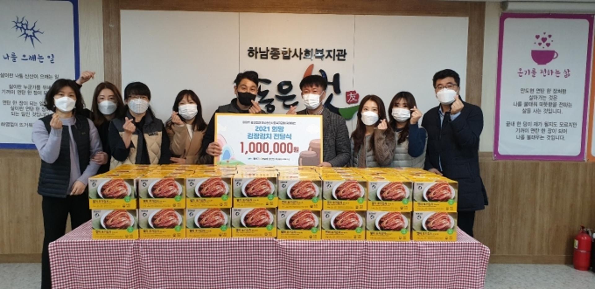 [머니S포토]이마트 광주광산점 "김장김치 드시고 힘내세요"
