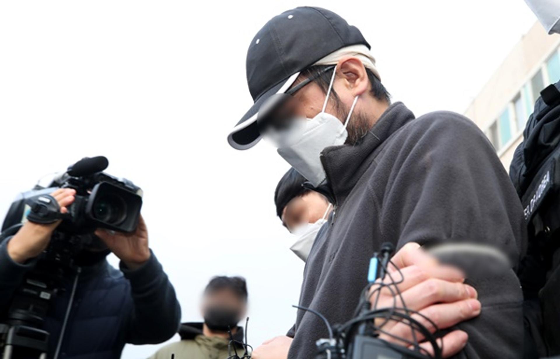 '층간소음' 흉기 난동 남성 검찰송치… 취재진 질문에 '묵묵부답'(상보)