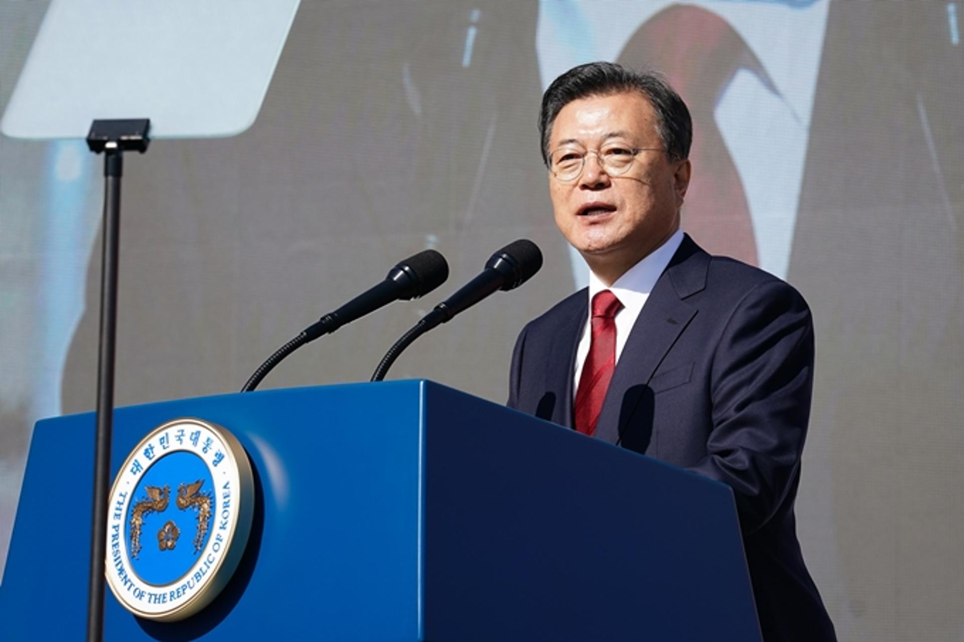 문 대통령 지지율, 긍정 39.8%·부정 56.3%… 정당지지도는 '접전'