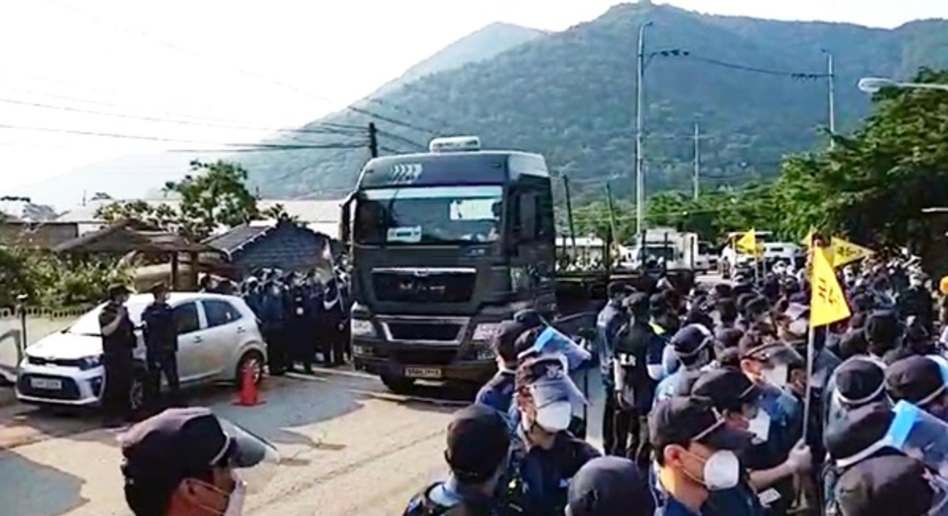 국방부, 성주 사드기지에 물자 반입… 올들어 59번째