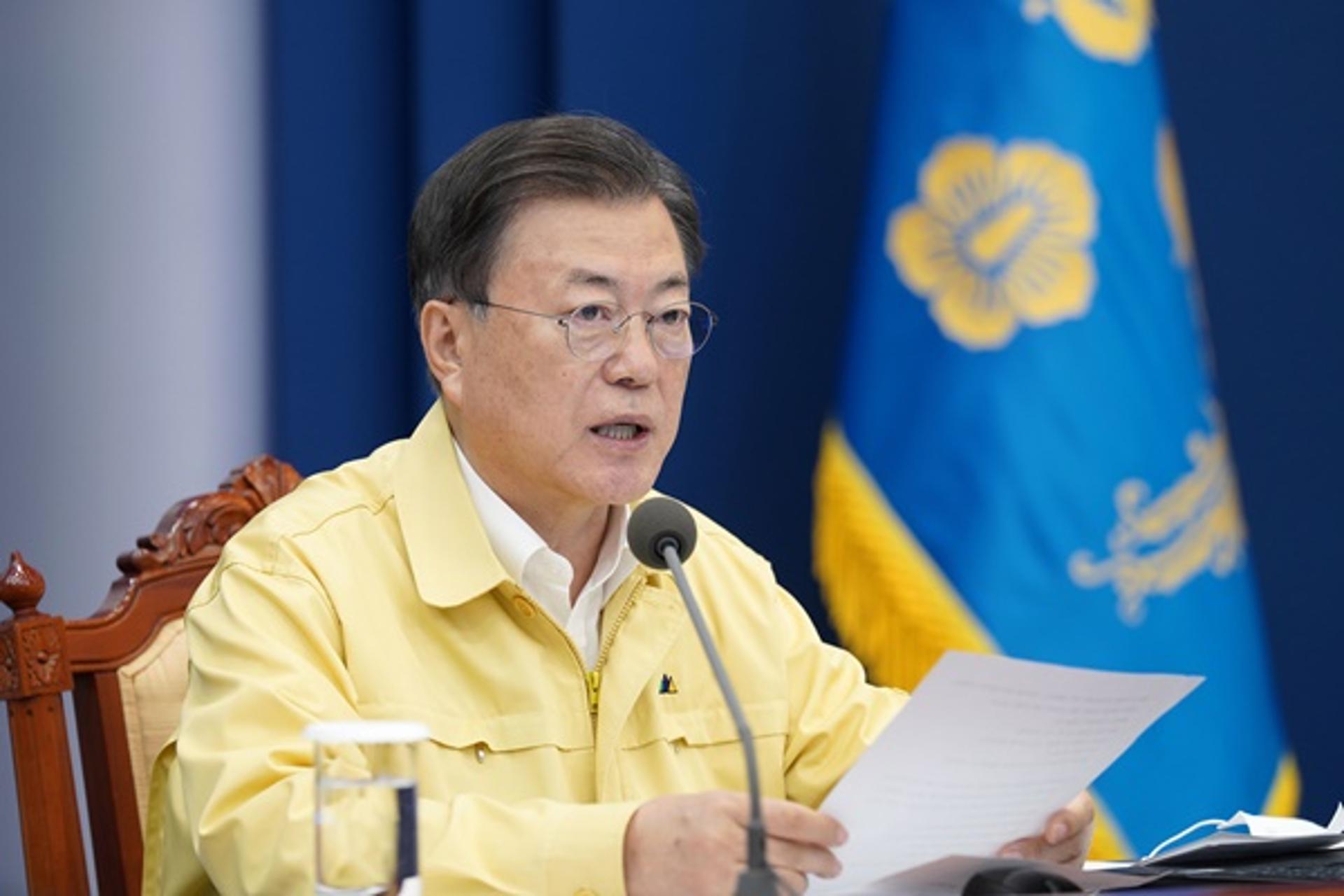 문 대통령 "오미크론 유입 차단… 즉각 입국 방역조치 강화"