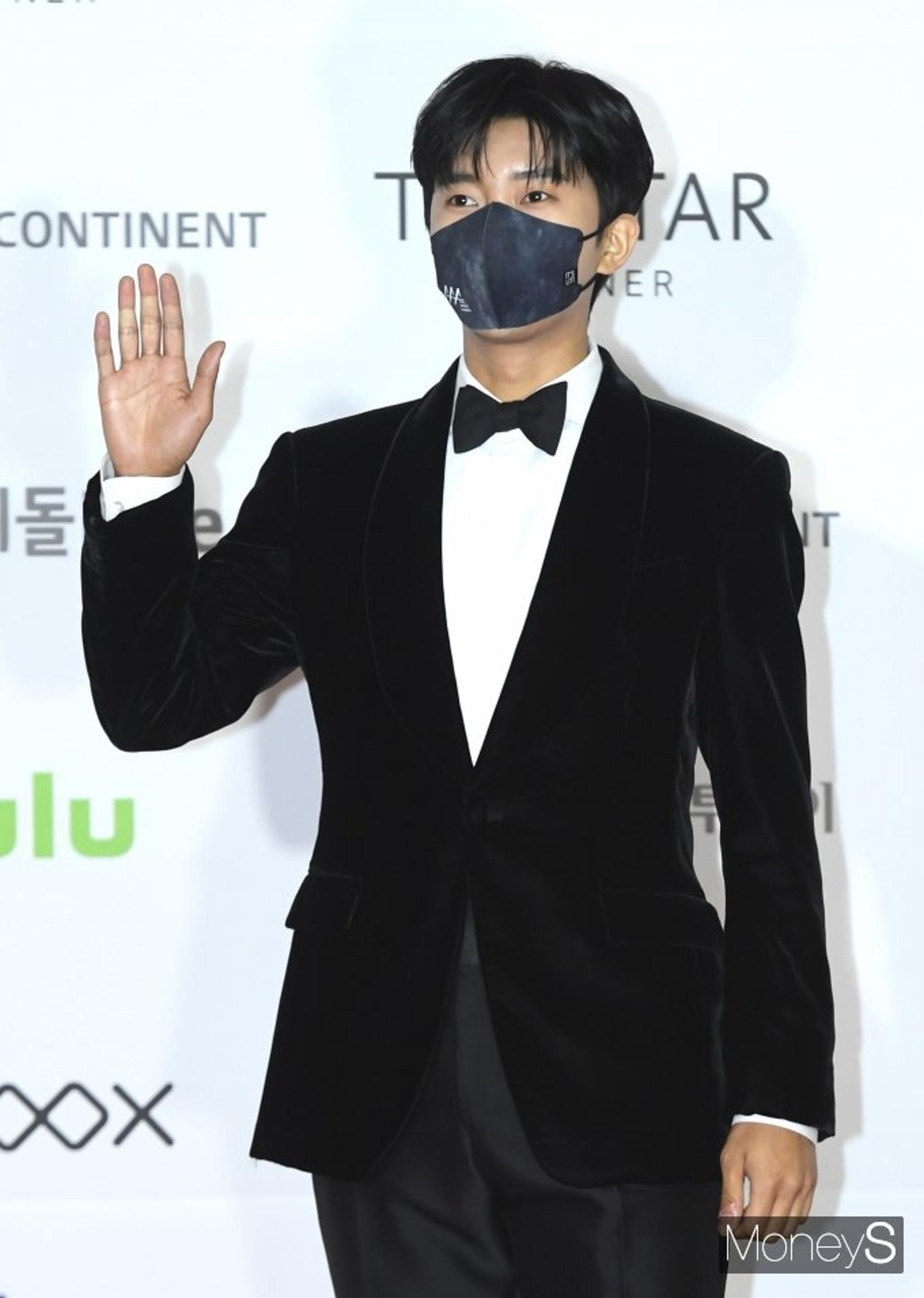 [2021 AAA]'벌써 3관왕' 임영웅 베스트 OST 상… "영웅시대, 건행!"