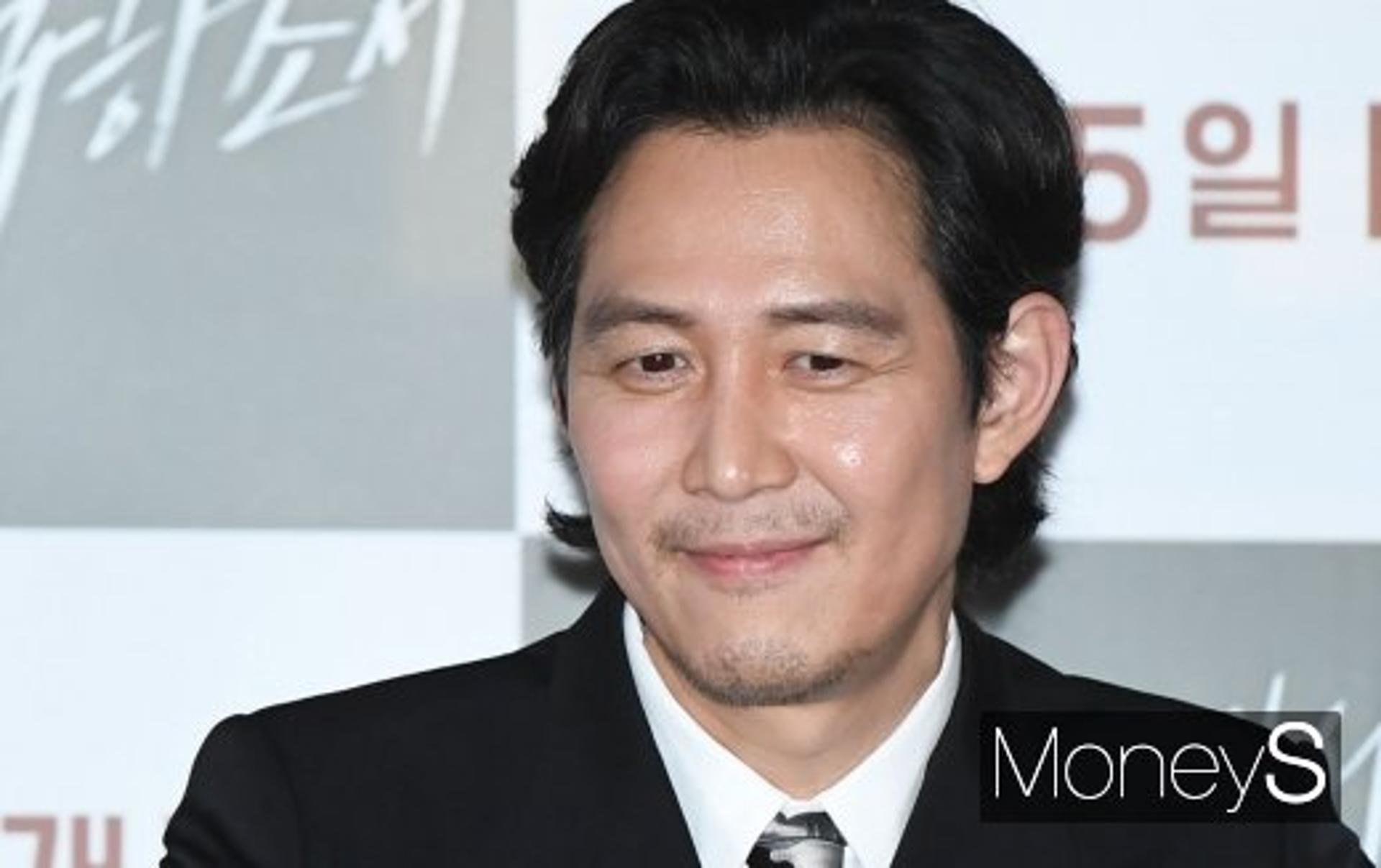 [2021 AAA] 이정재, 패뷸러스상 "'오징어게임' 출연진과 영광 나눌 것"