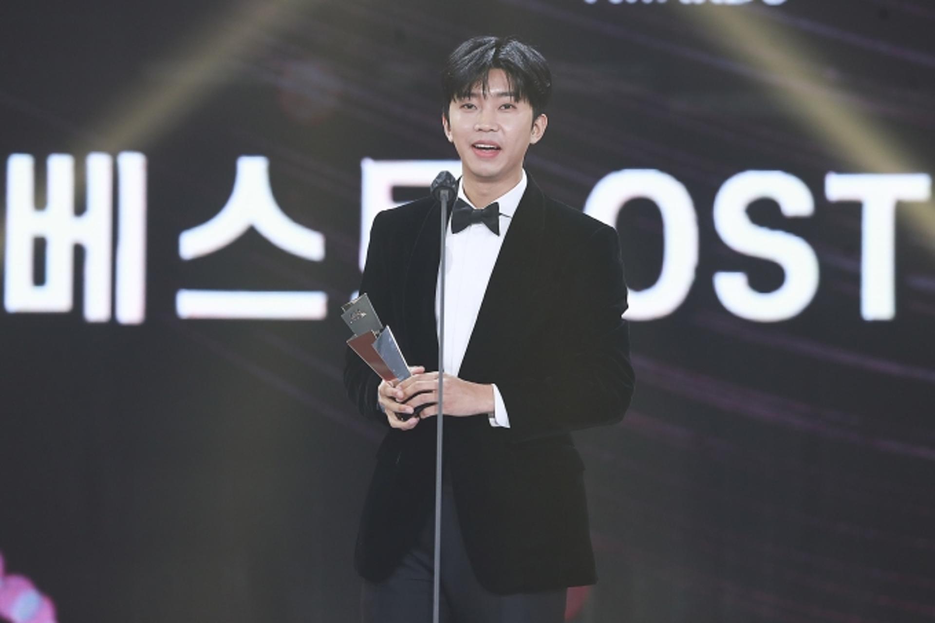 [2021 AAA] '4관왕' 임영웅 올해의 트로트 대상… "너무 행복한 하루"