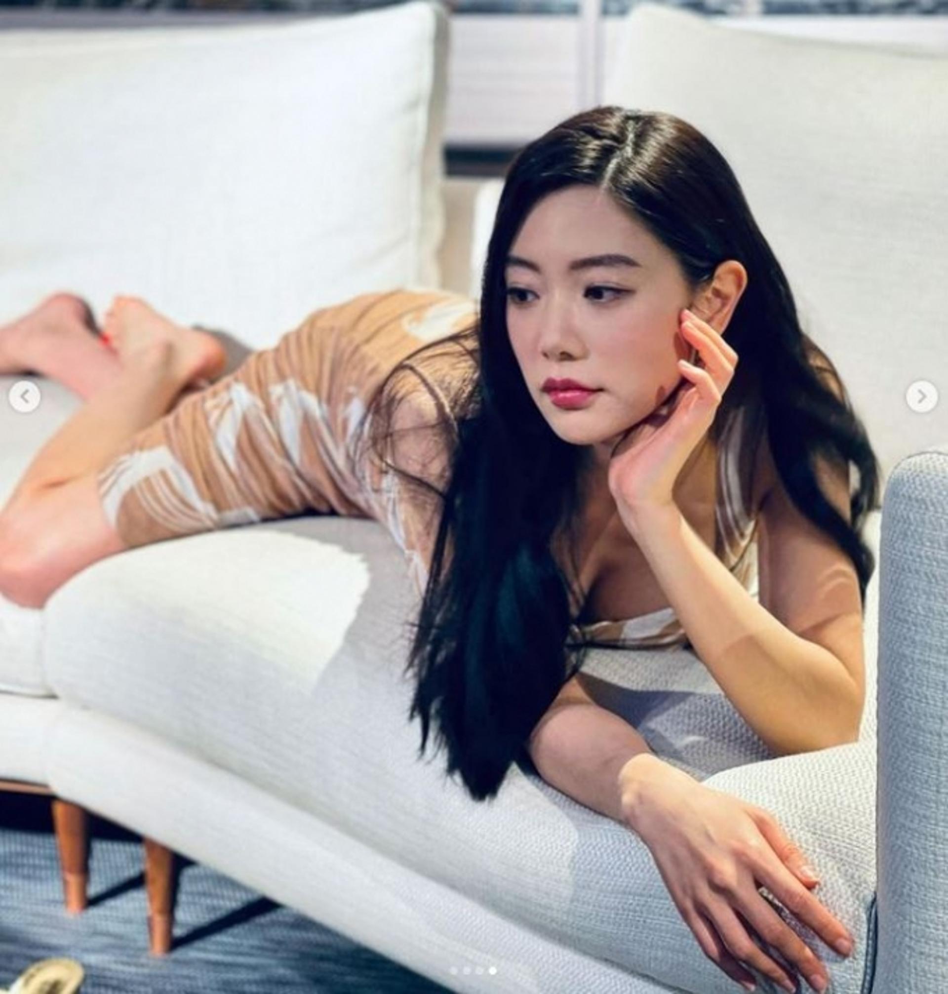 더 농염해졌네… 클라라, 쇼파 위 묘한 포즈