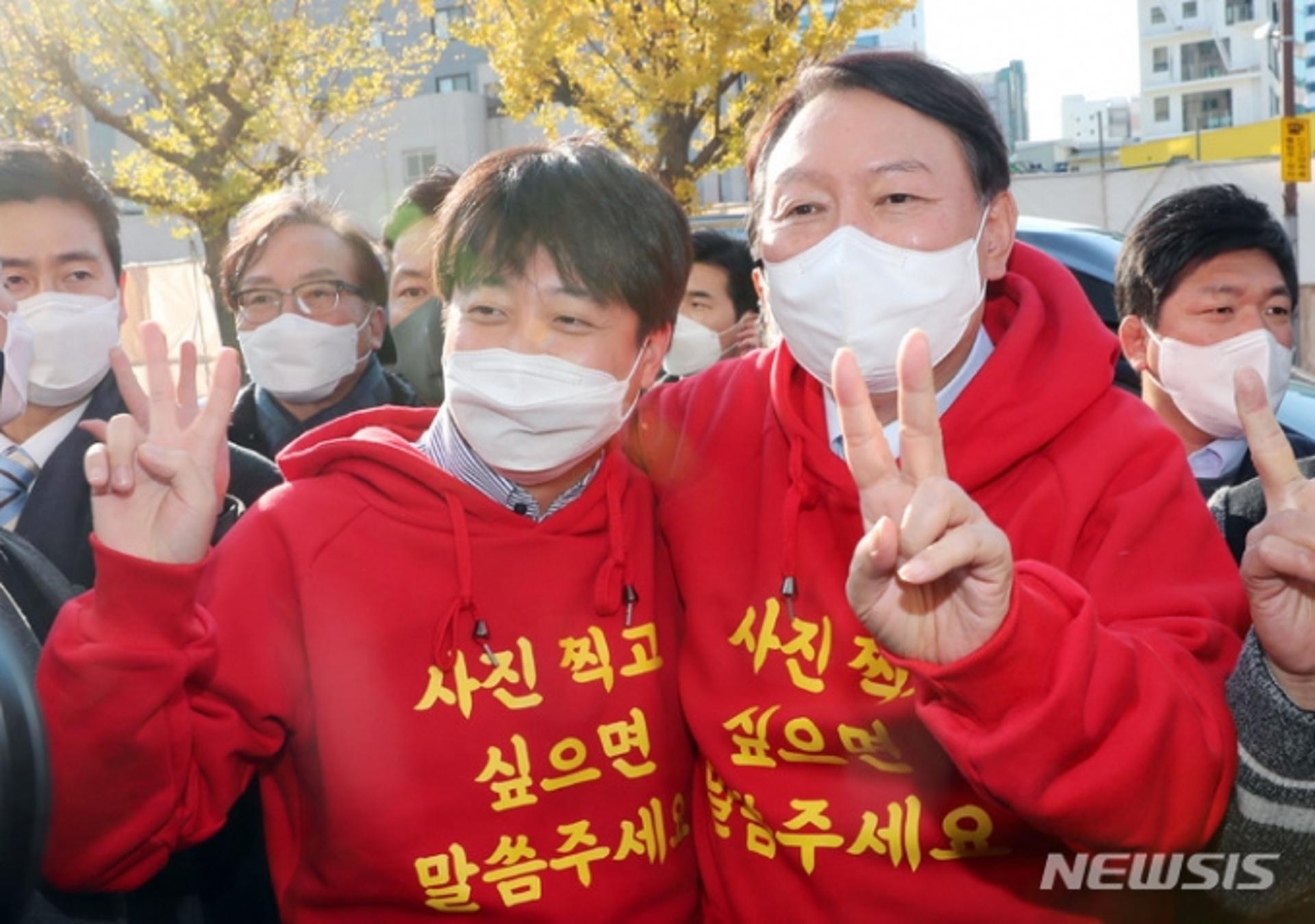 '벼랑 끝 화해' 윤석열·이준석, 커플티 입고 유세… "李에 선거운동 전권"