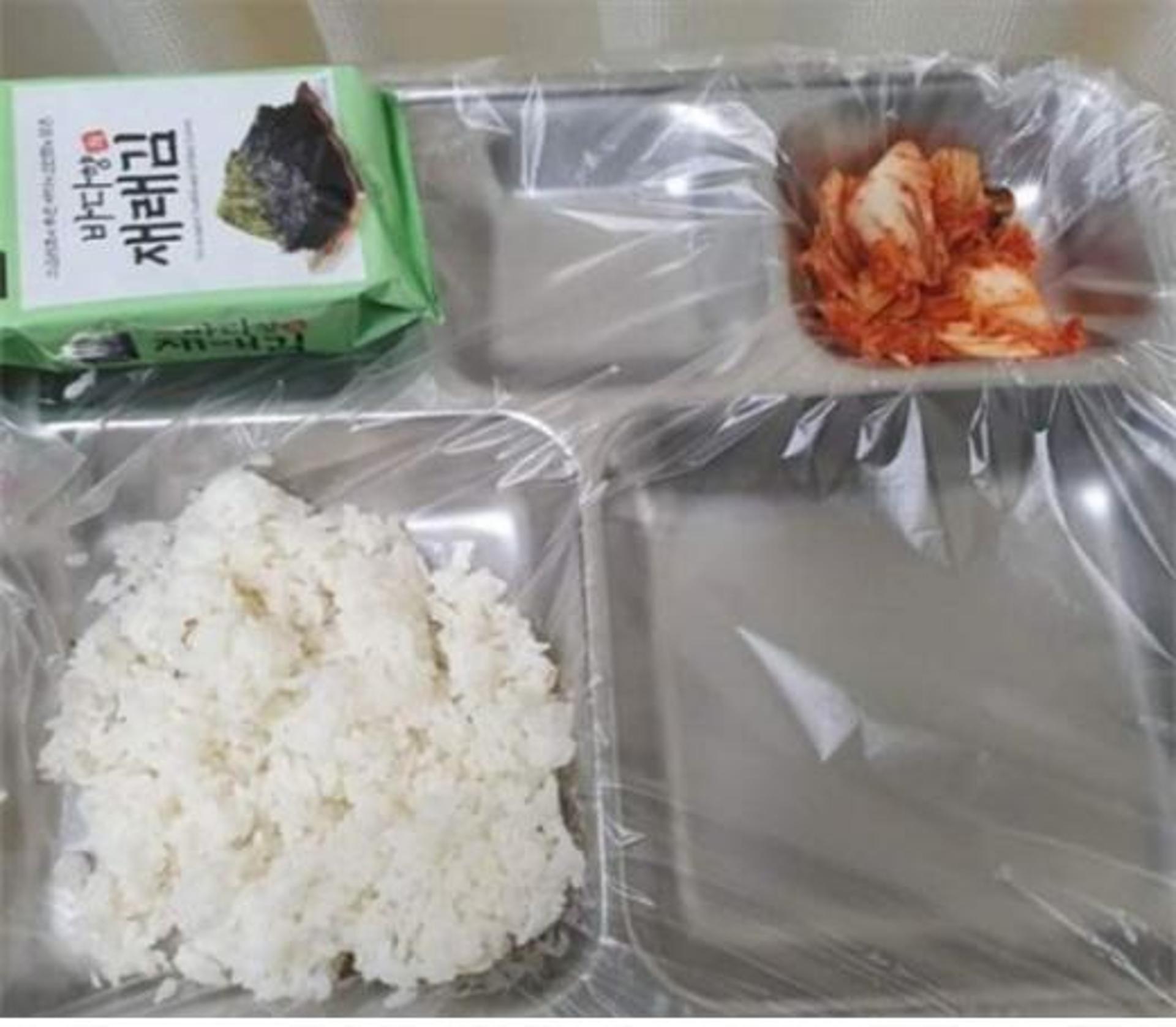 “차가운 김치, 포장 김 하나”… 격리 군인 부실급식, 군 해명은?