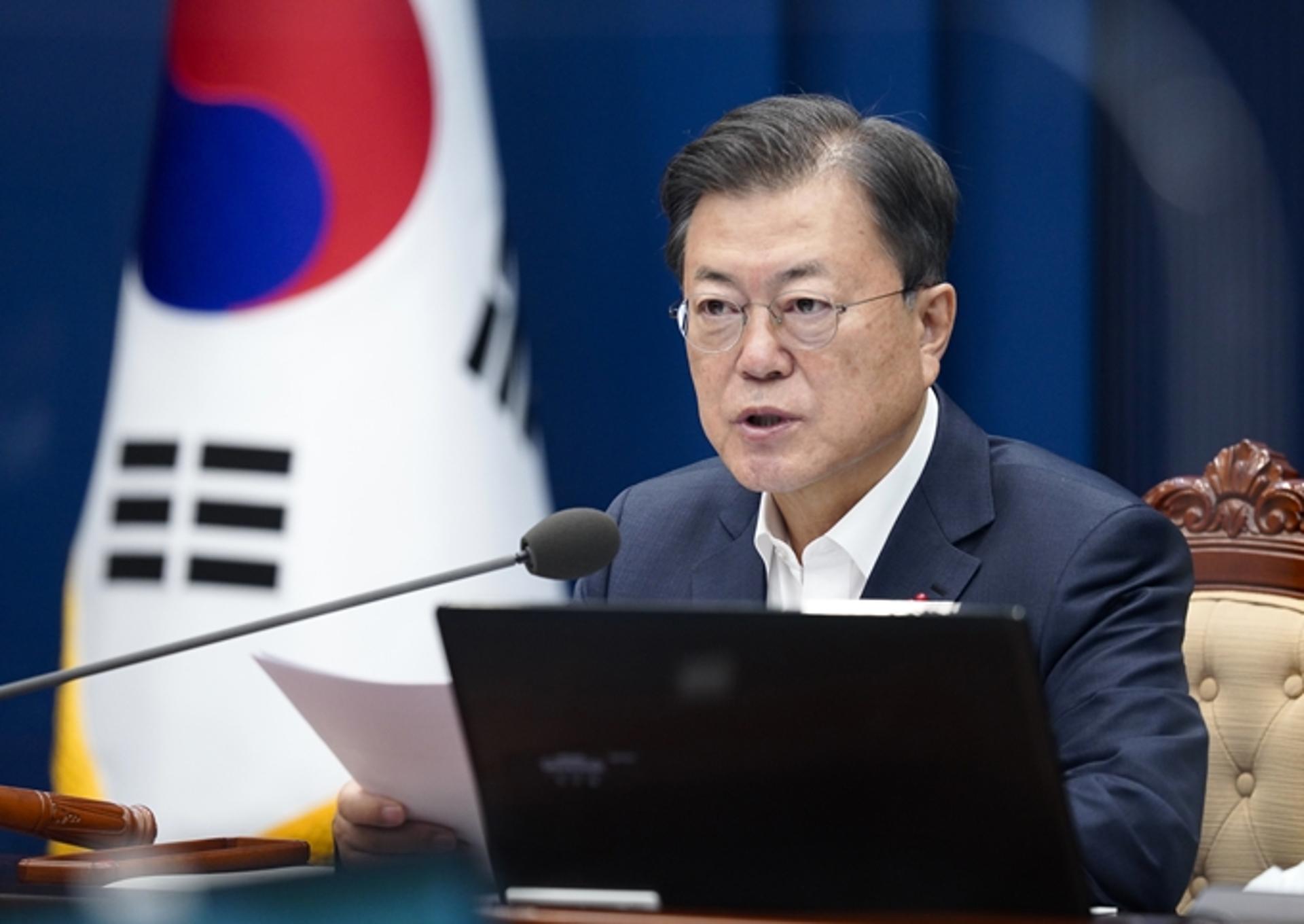 문 대통령 "홍남기, 임기 마지막까지 역할 잘해달라"… 사퇴설 일축
