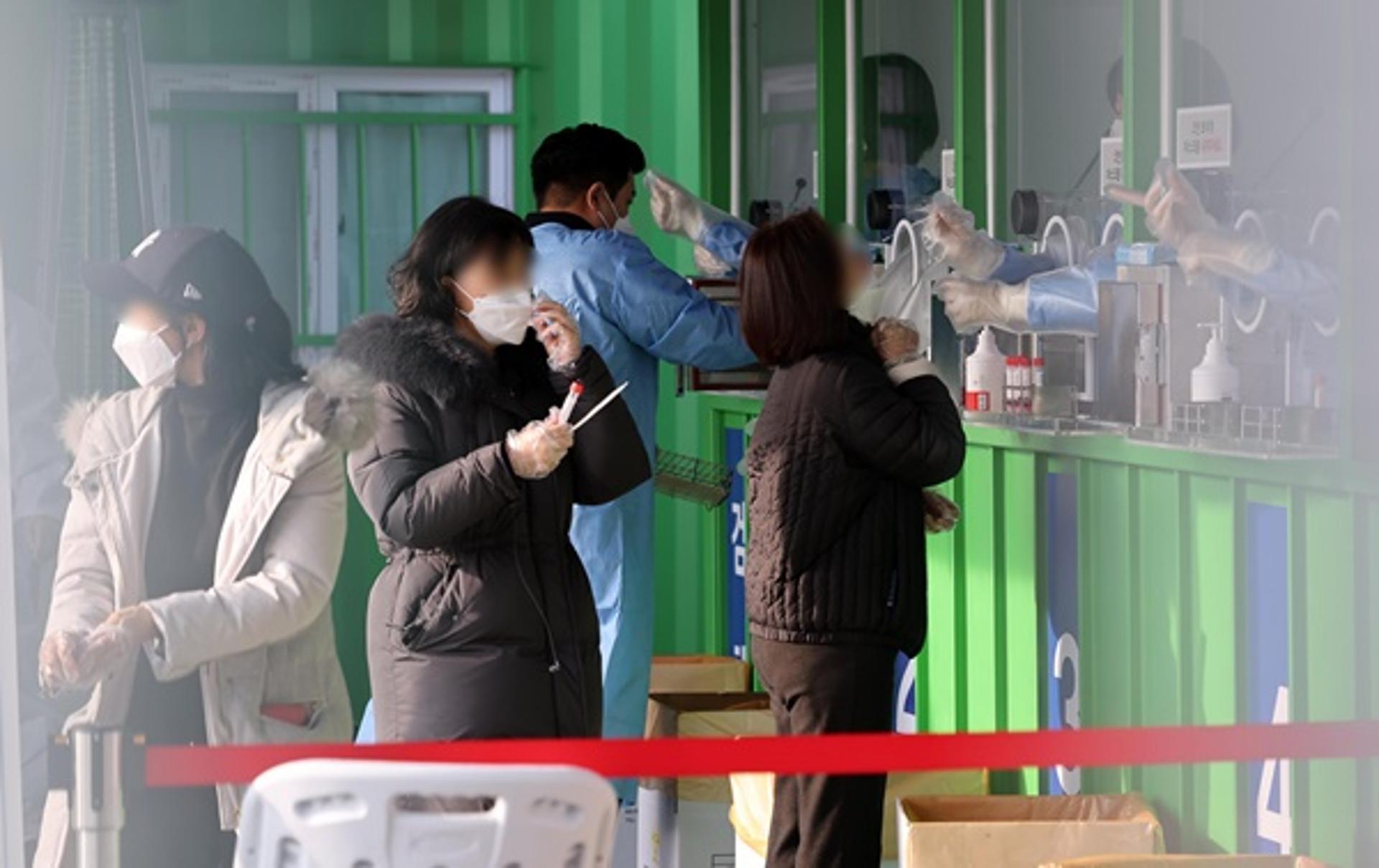 신규 코로나 확진자, 7400명 전후 예상… 일상 회복 다시 멈춤