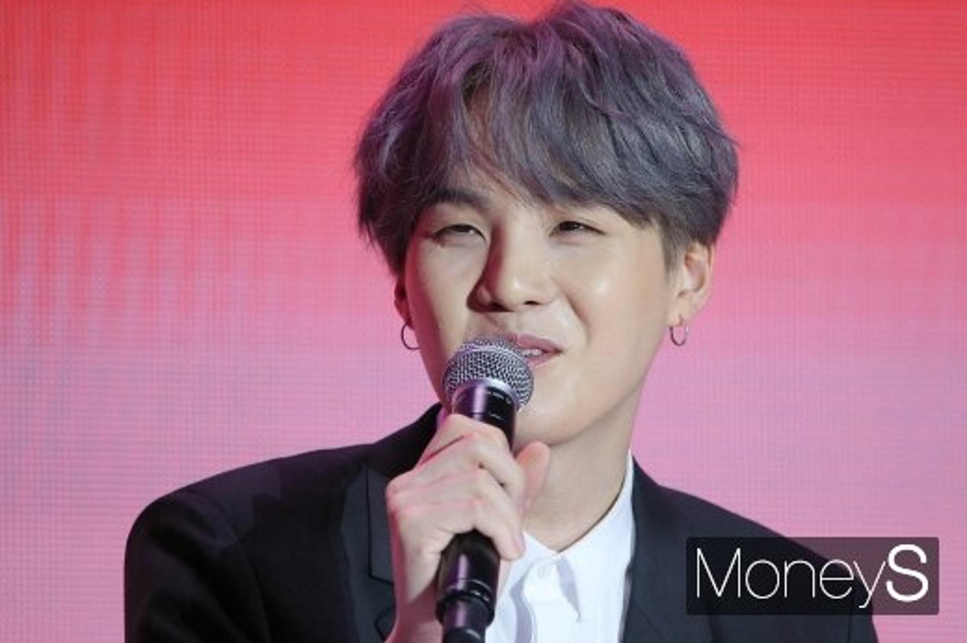 BTS 슈가 코로나19 확진… "돌파감염, 재택 치료중"