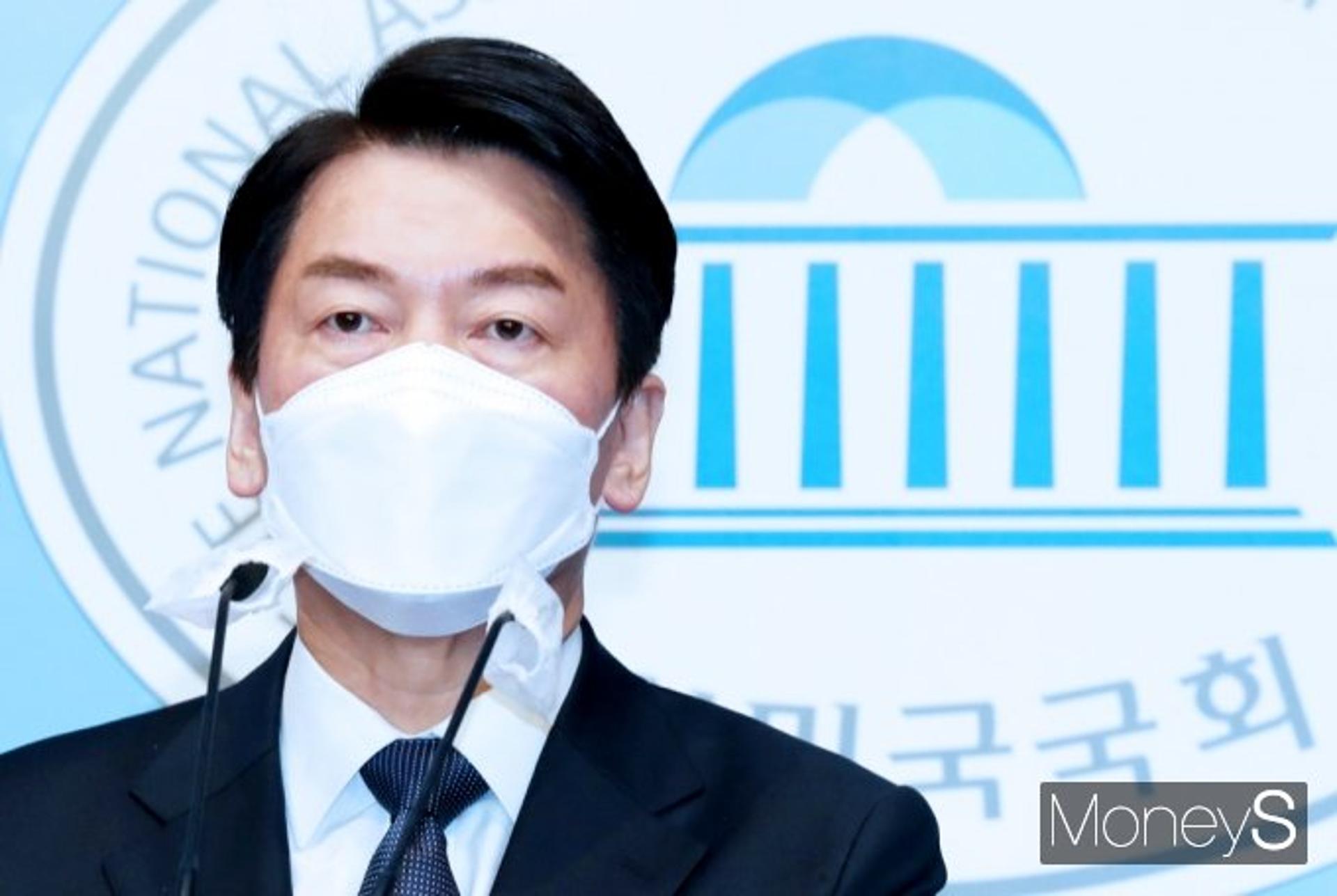 안철수 "방역패스 도입하면서 영업시간도 제한하는 것은 모순"
