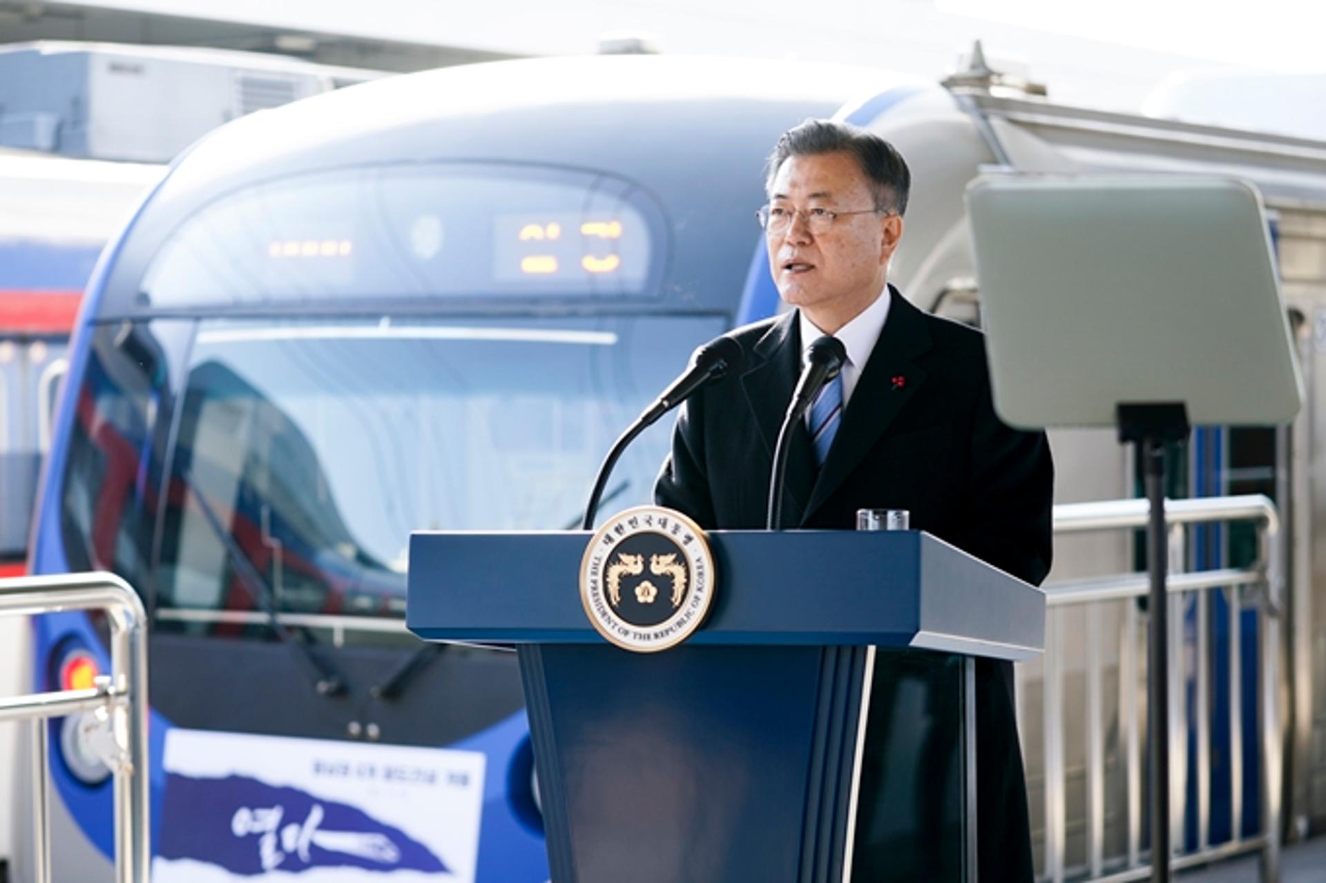 문 대통령 "동남권 철도, 메가시티 첫걸음… 대륙 연결 출발지 기대"