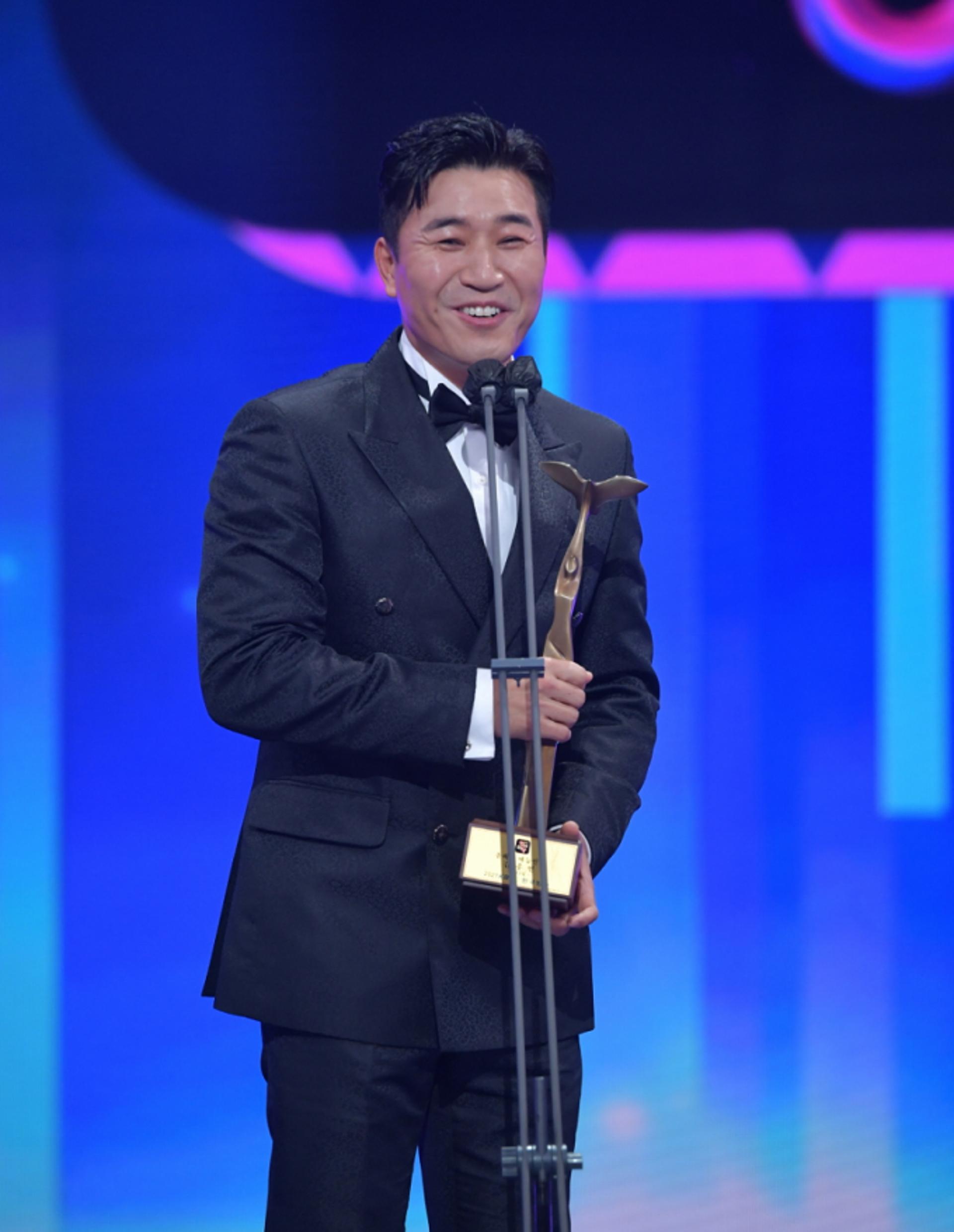 [MBC방송연예대상] 김종민, 산다라박·키와 인기상… "왜 받았는지 모르겠다"