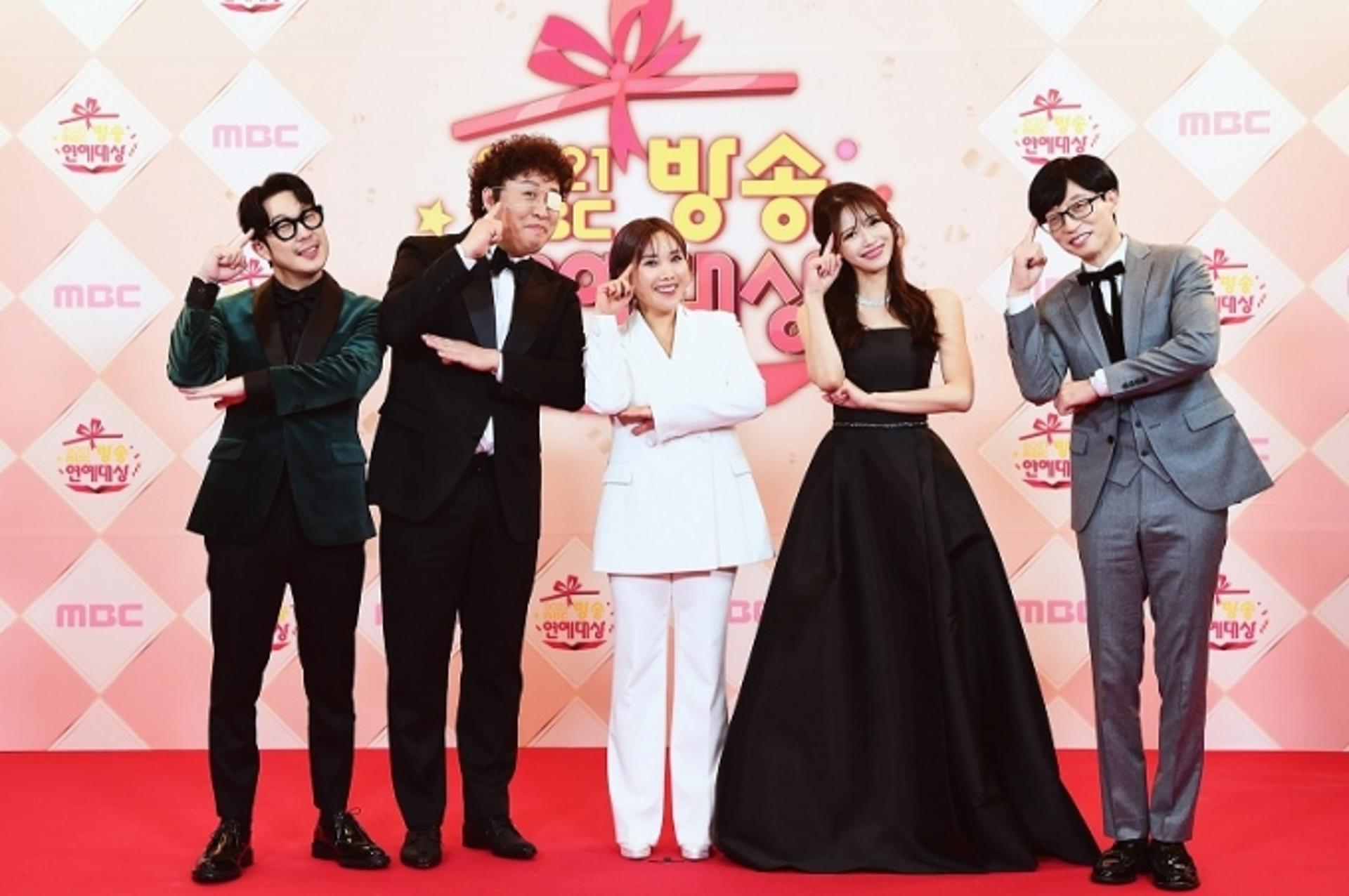 [MBC방송연예대상] 신봉선, 여자 최우수상… "넘어졌을 때 잡아준 동료들에 감사"
