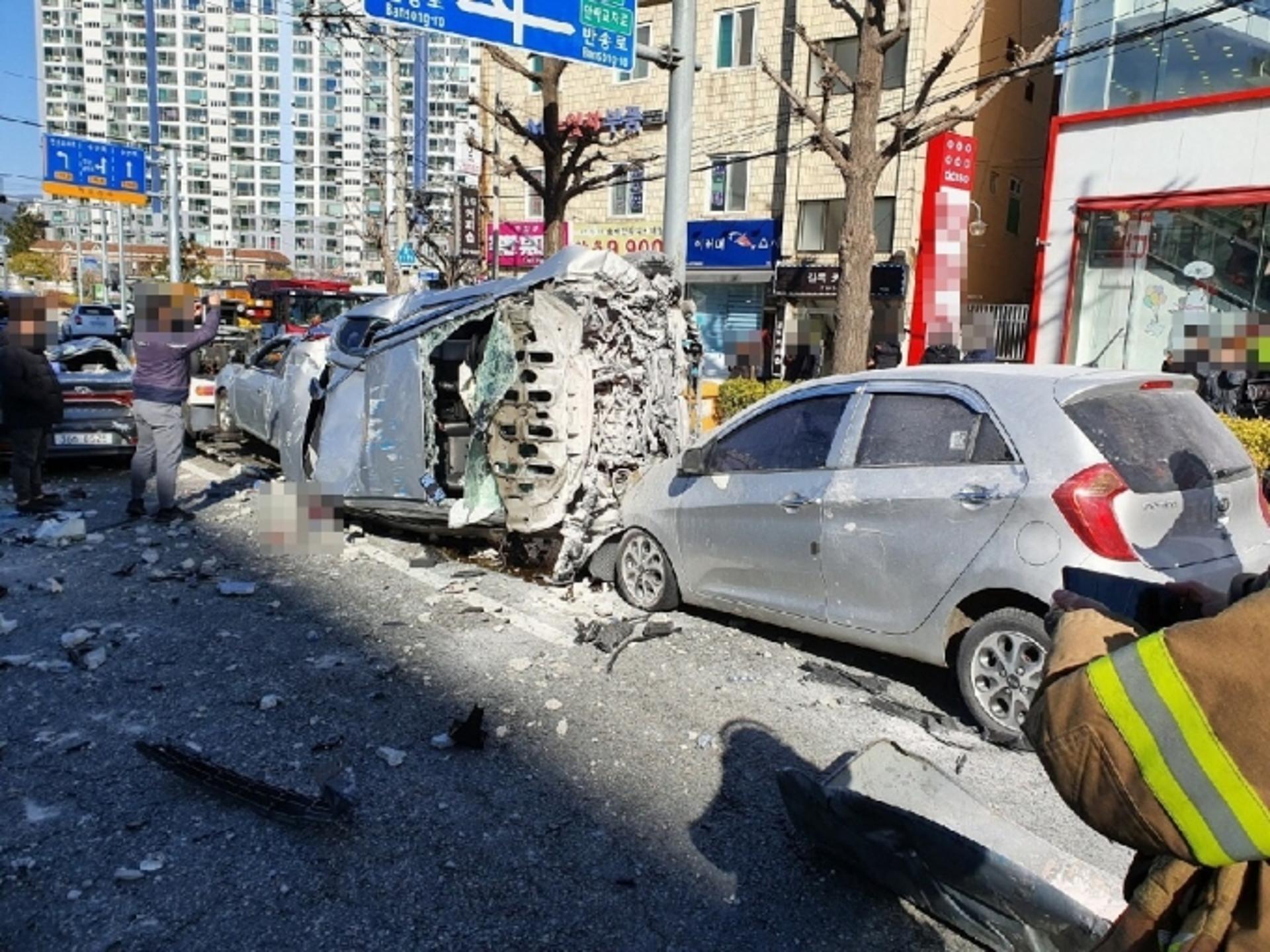 부산 연제구 마트 주차장 벽 뚫고 5층서 택시 추락…차량 덮쳐 1명 사망·7명 부상