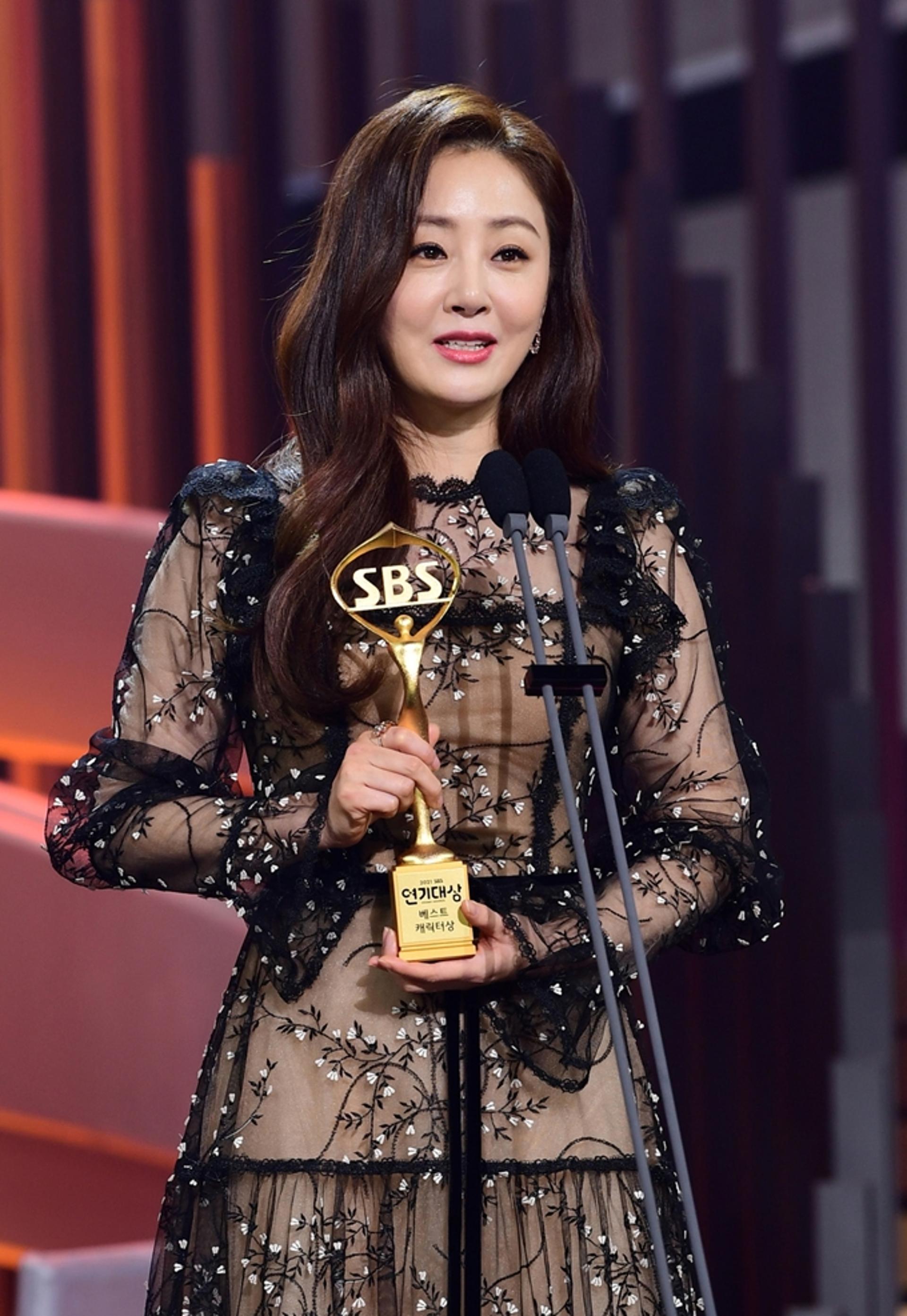 [SBS 연기대상] 오나라, 베스트 캐릭터상 수상… “묵묵한 모습 알아봐 줘 감사하다”