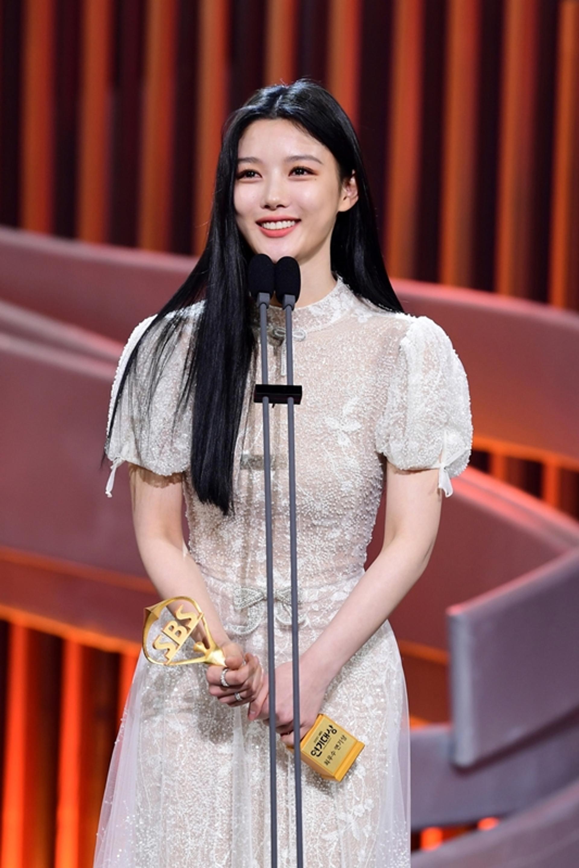 [SBS 연기대상] 김유정, 최우수 연기상 수상… “따뜻한 온기와 웃음 가득하길 바란다”