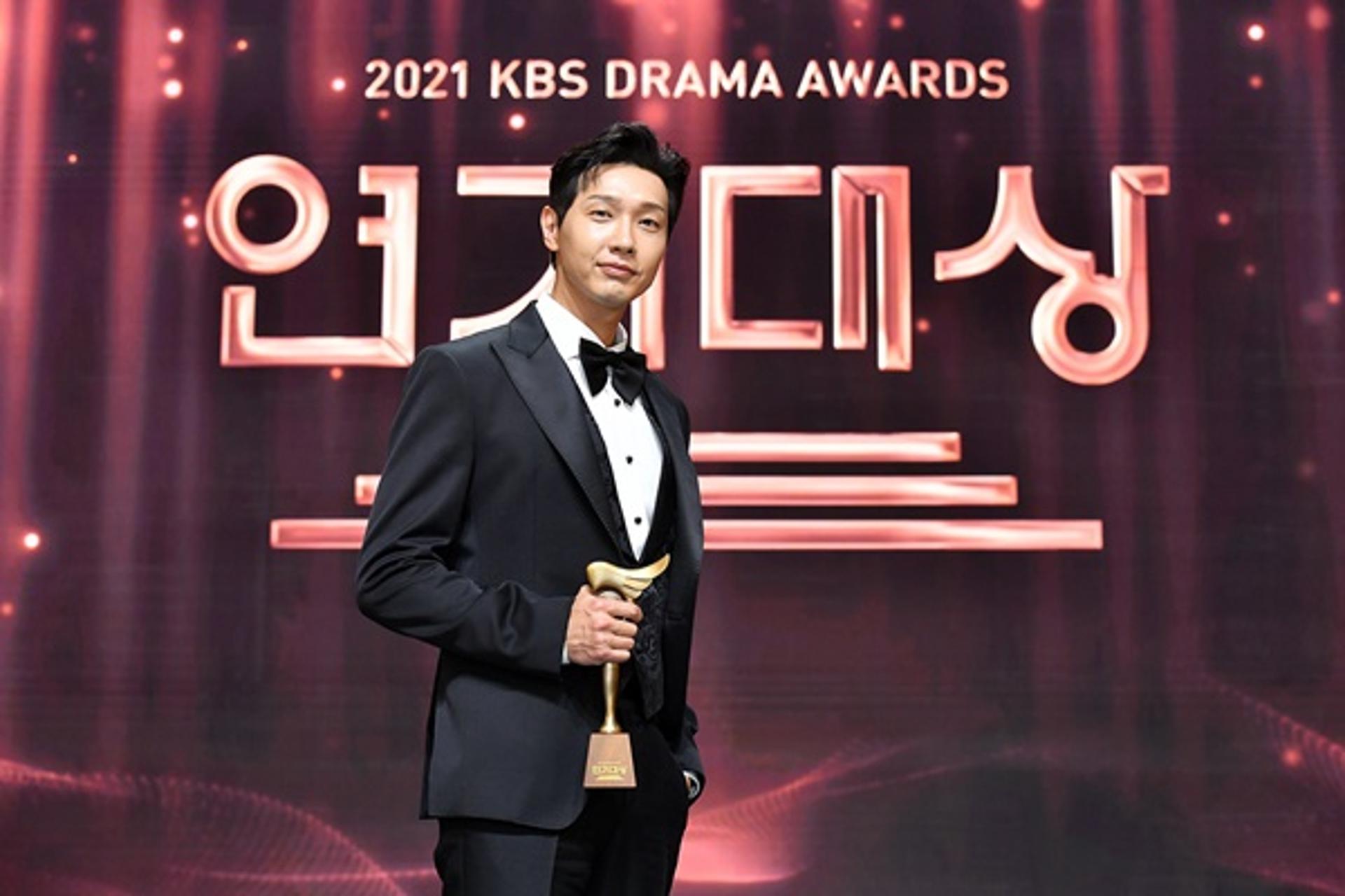 [2021 KBS 연기대상] 공동수상 남발 속 지현우 '대상'… 신사와 아가씨 '6관왕'(종합)