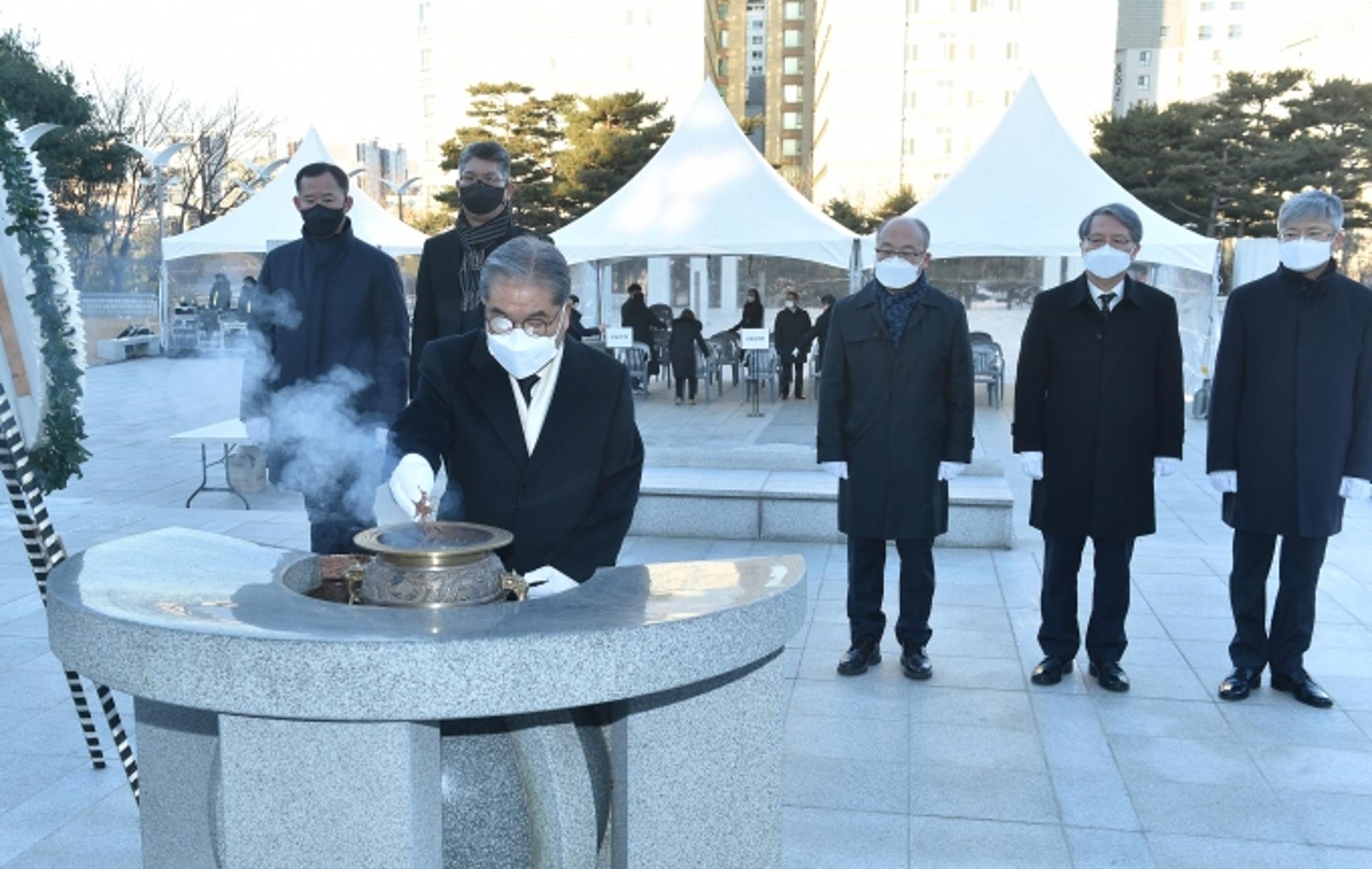 이재정 경기도교육감, 수원 현충탑 찾아 헌화·분향