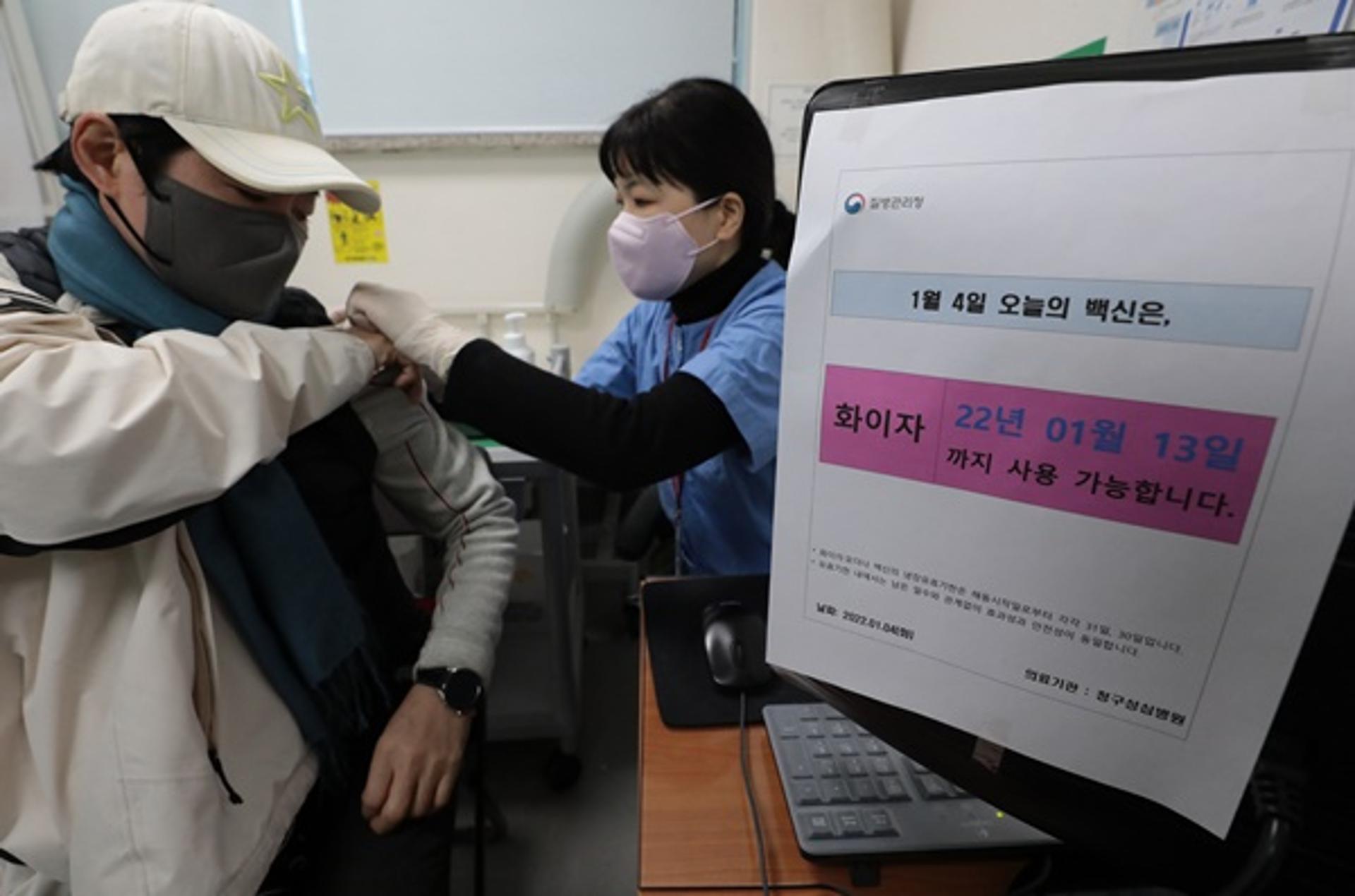 신규 확진자 4000명대 중반 예상… "면역저하자 4차접종 검토"