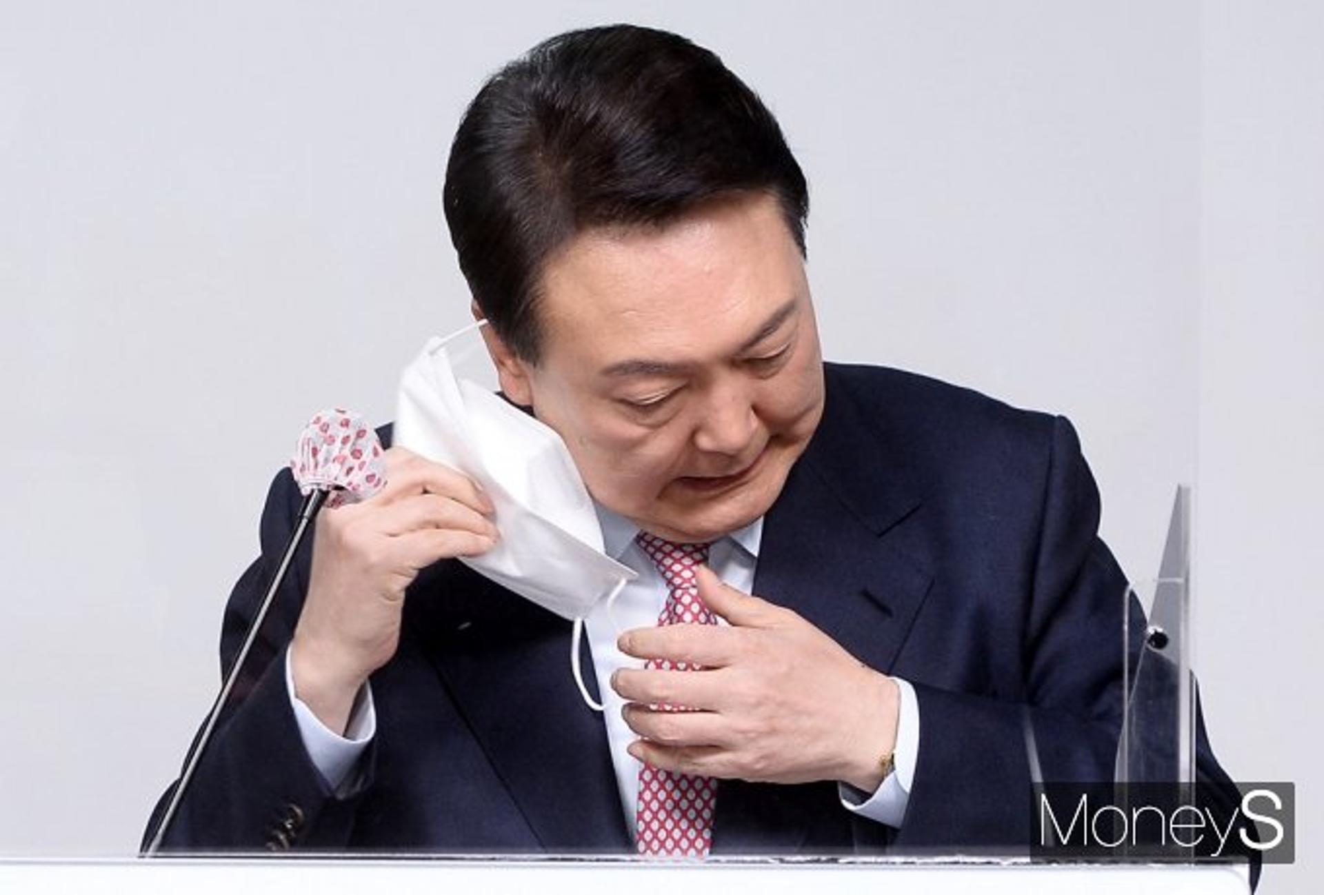 "대표 거취는 제 소관 밖"… 윤석열, 이준석 사퇴론 언급