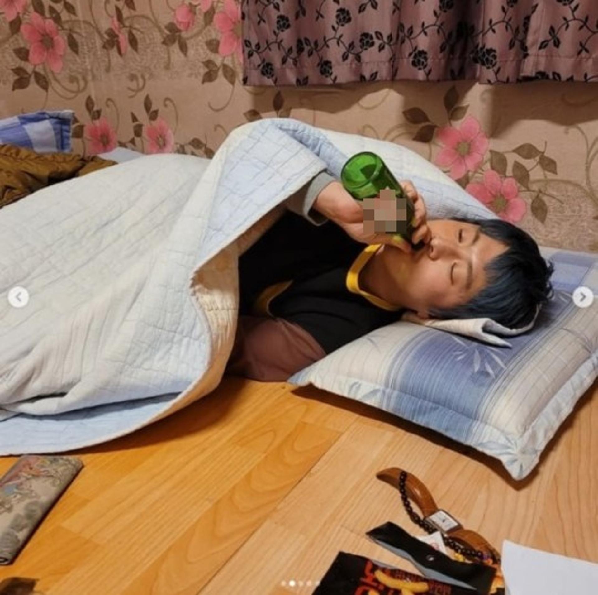 '60억 건물주' 기안84, 방바닥 누워 병나발을?