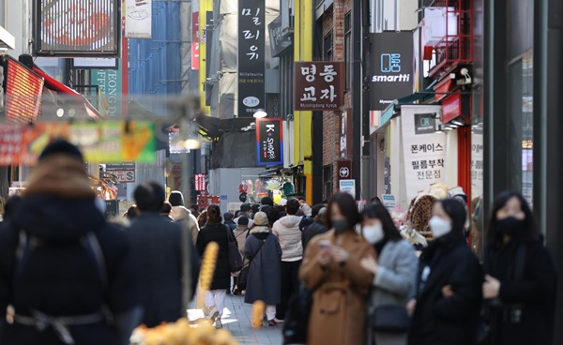 신규 확진 4000명 안팎 전망… 17일부터 사적모임 6명 가능
