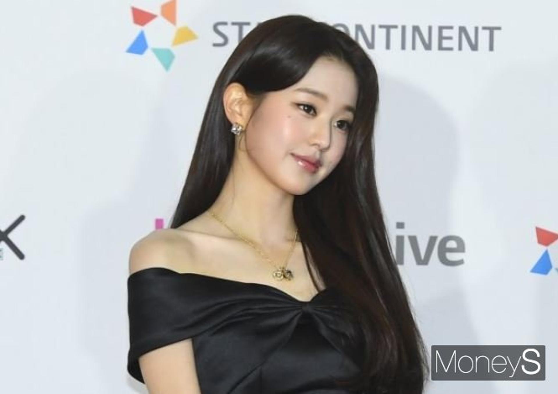 "무릎서 피나는데" 장원영 부상투혼… 프로 아이돌 입증