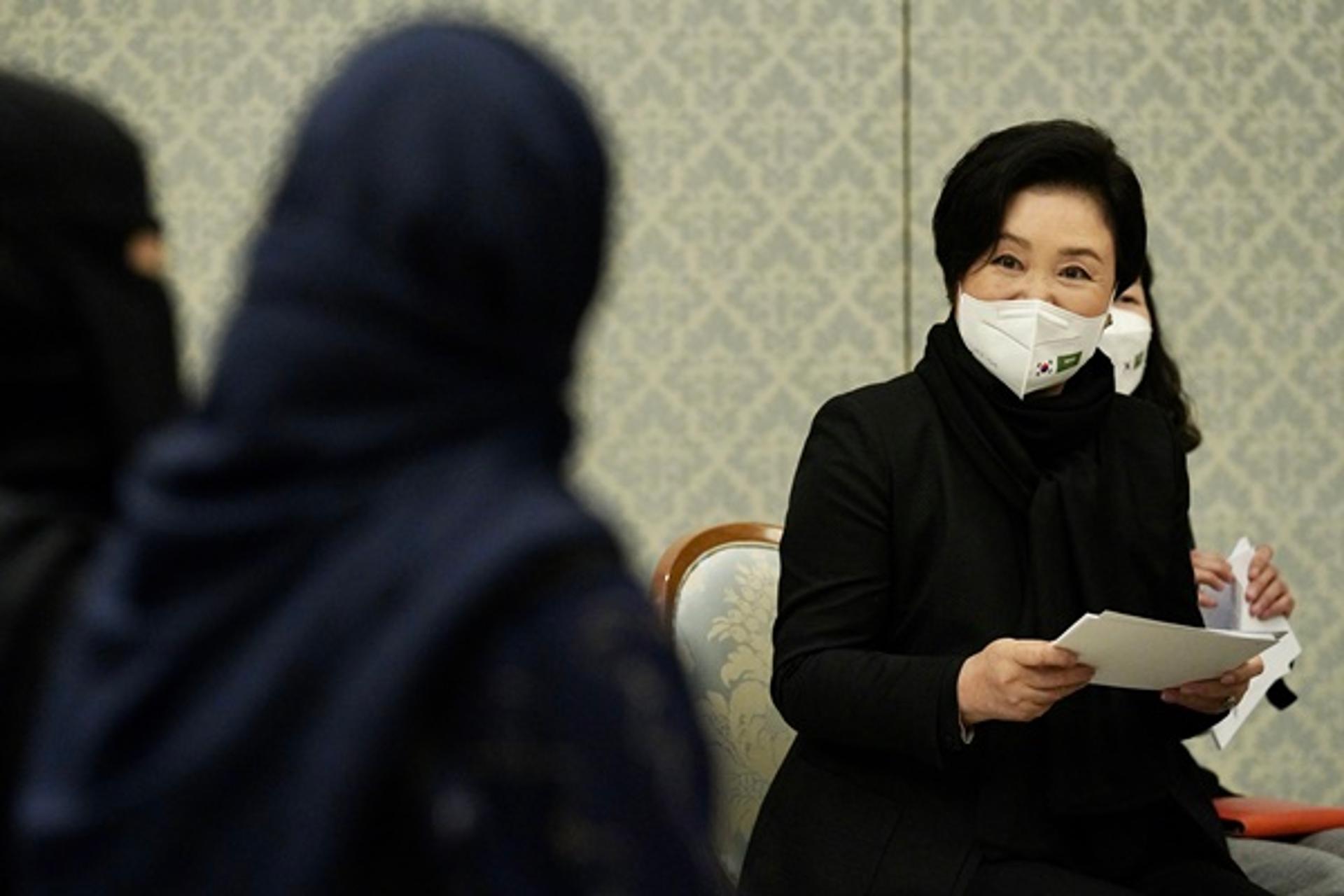 "'스카이캐슬' 좋아해"… 김정숙 여사, 사우디 학생과 한류 공감대