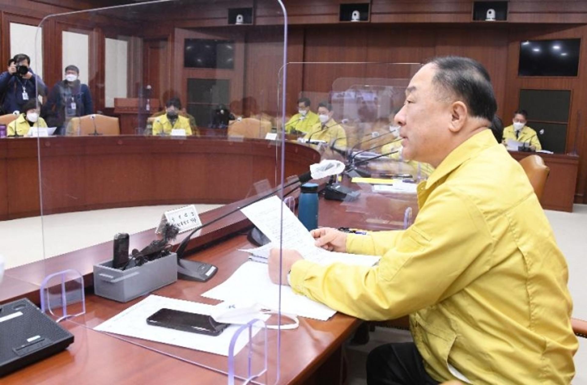 홍남기 “물류애로 해소 임시선박 8척 투입… 물류비 320억 지원”