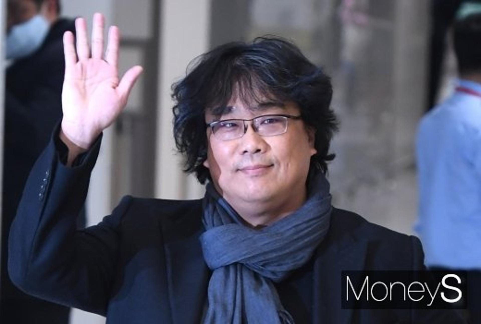 봉준호 감독, 美차기작 SF 영화 '미키7'… 로버트 패틴슨 물망