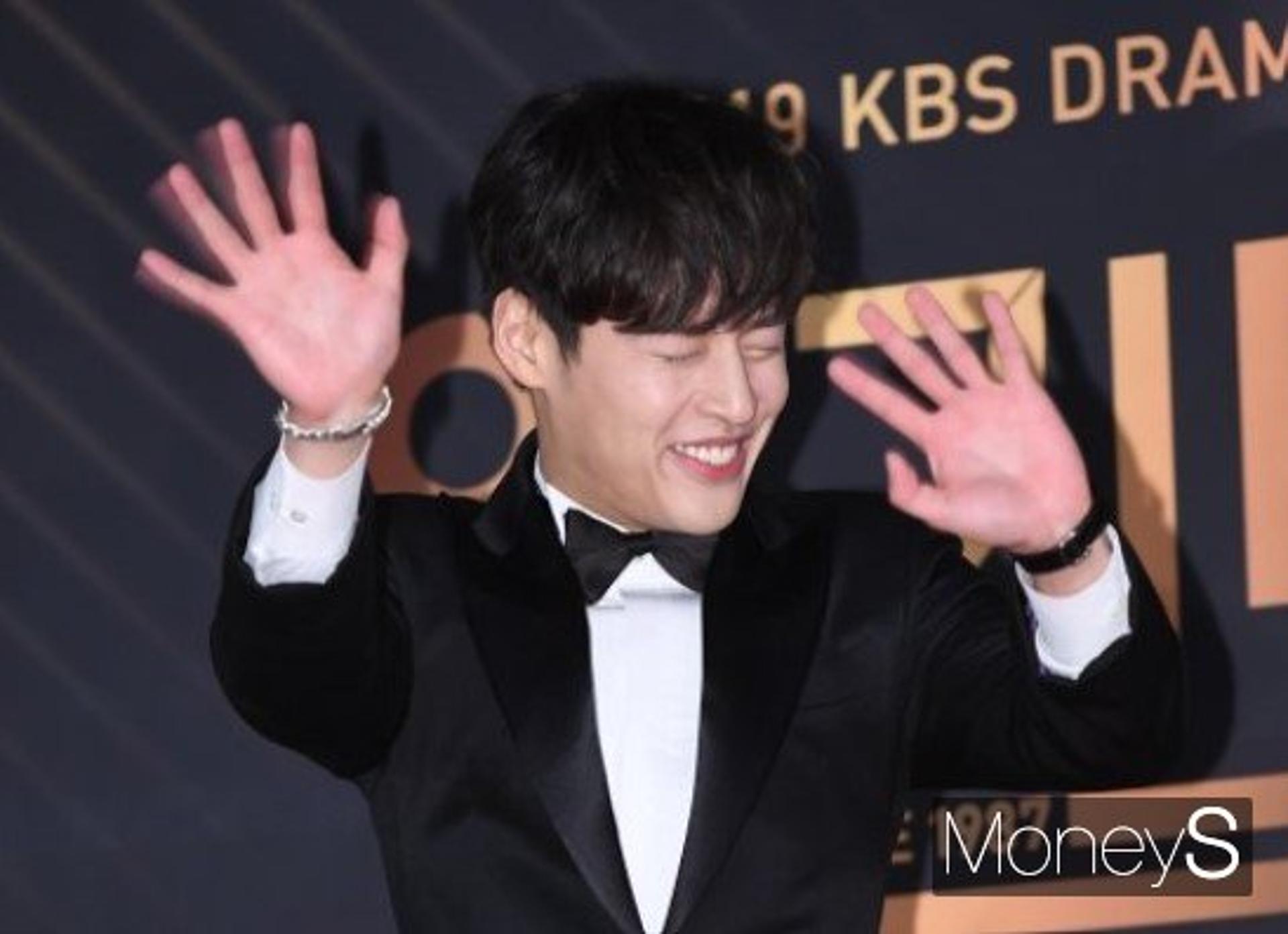 강하늘 매너 '주목'… 한효주 치마 터지자 보인 행동이?