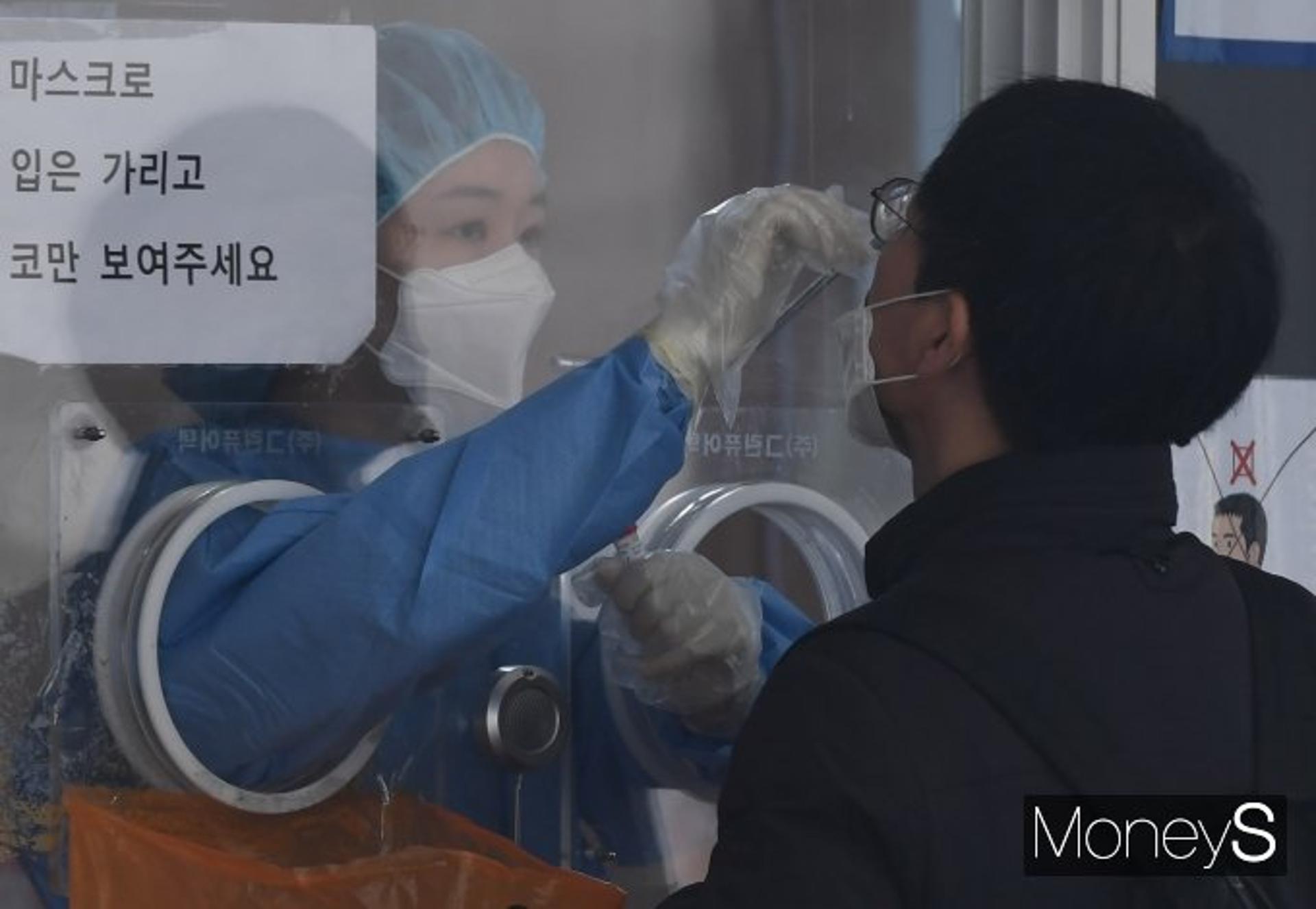 '오미크론 대유행 본격화' 설 앞두고 초비상… 신규 확진자 1만4000명대 예상