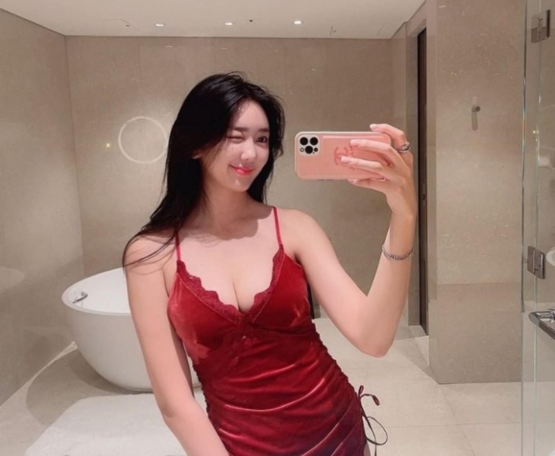 환상적인 가슴골… 치어리더, 슬립만 입고 '미소'