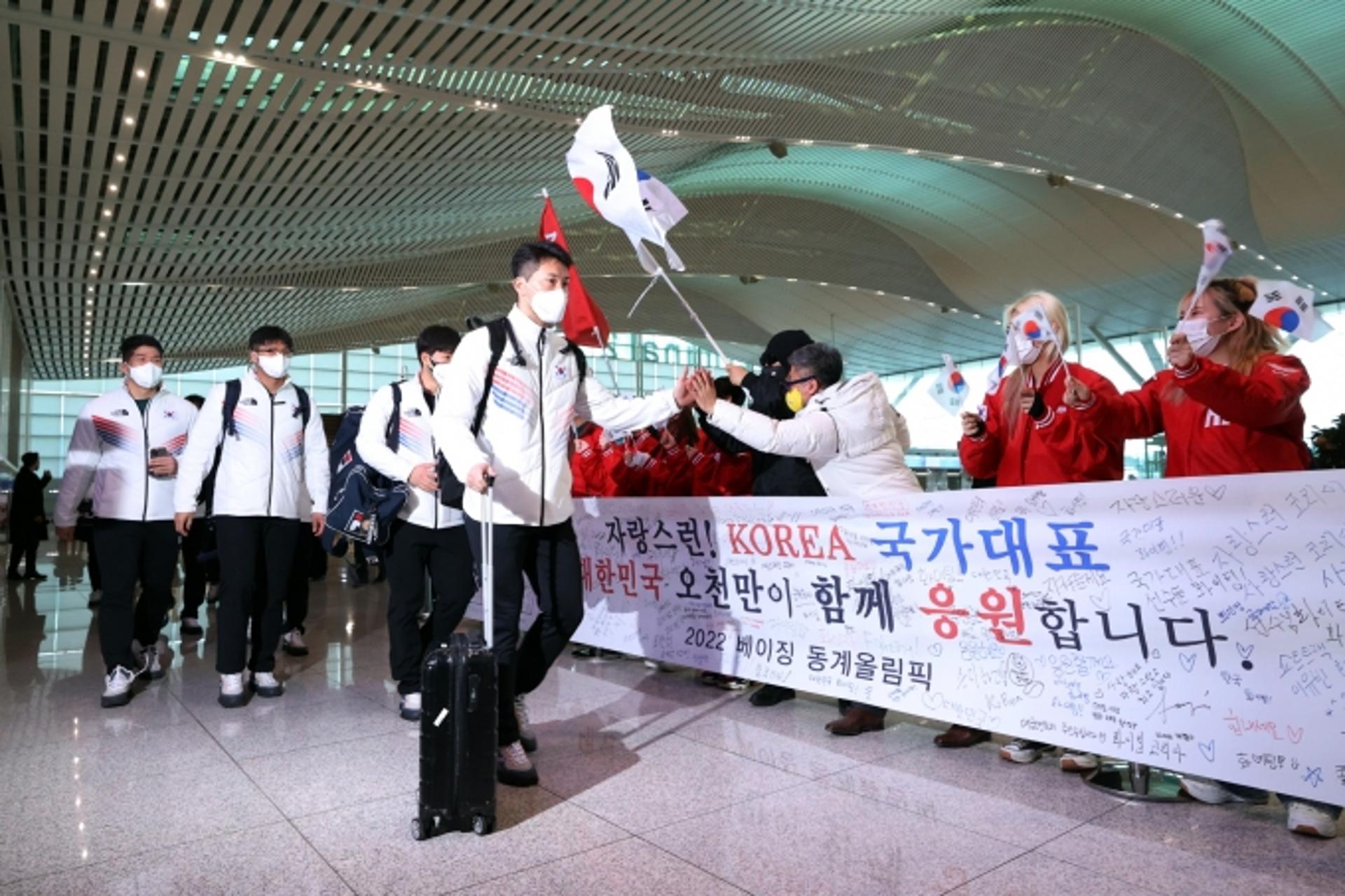 베이징 동계올림픽 선수단 본진 출국… 종합 15위 목표