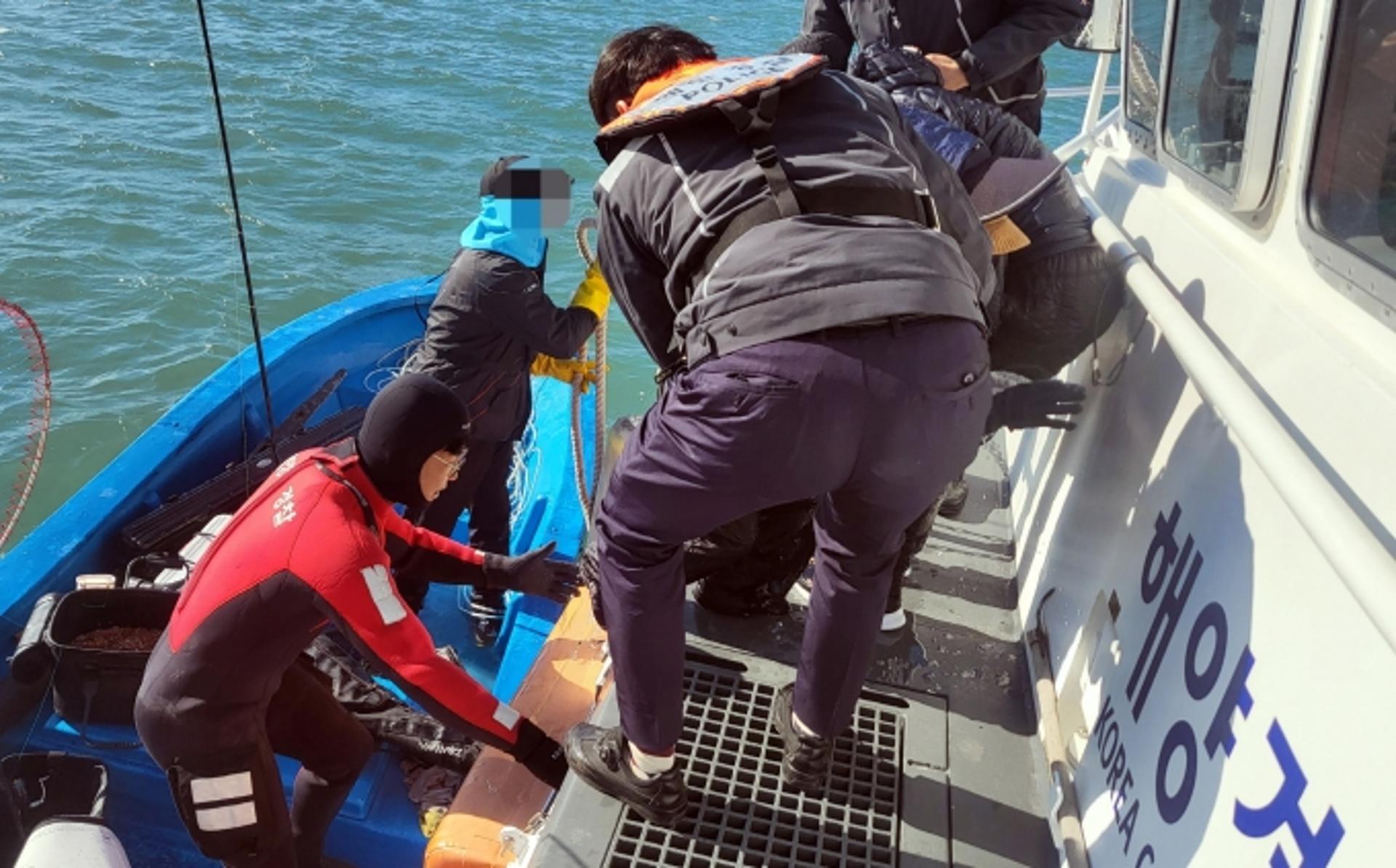 여수서 뗏목 낚시 중 50대 2명 바다에 빠져… 인근 선박이 구조