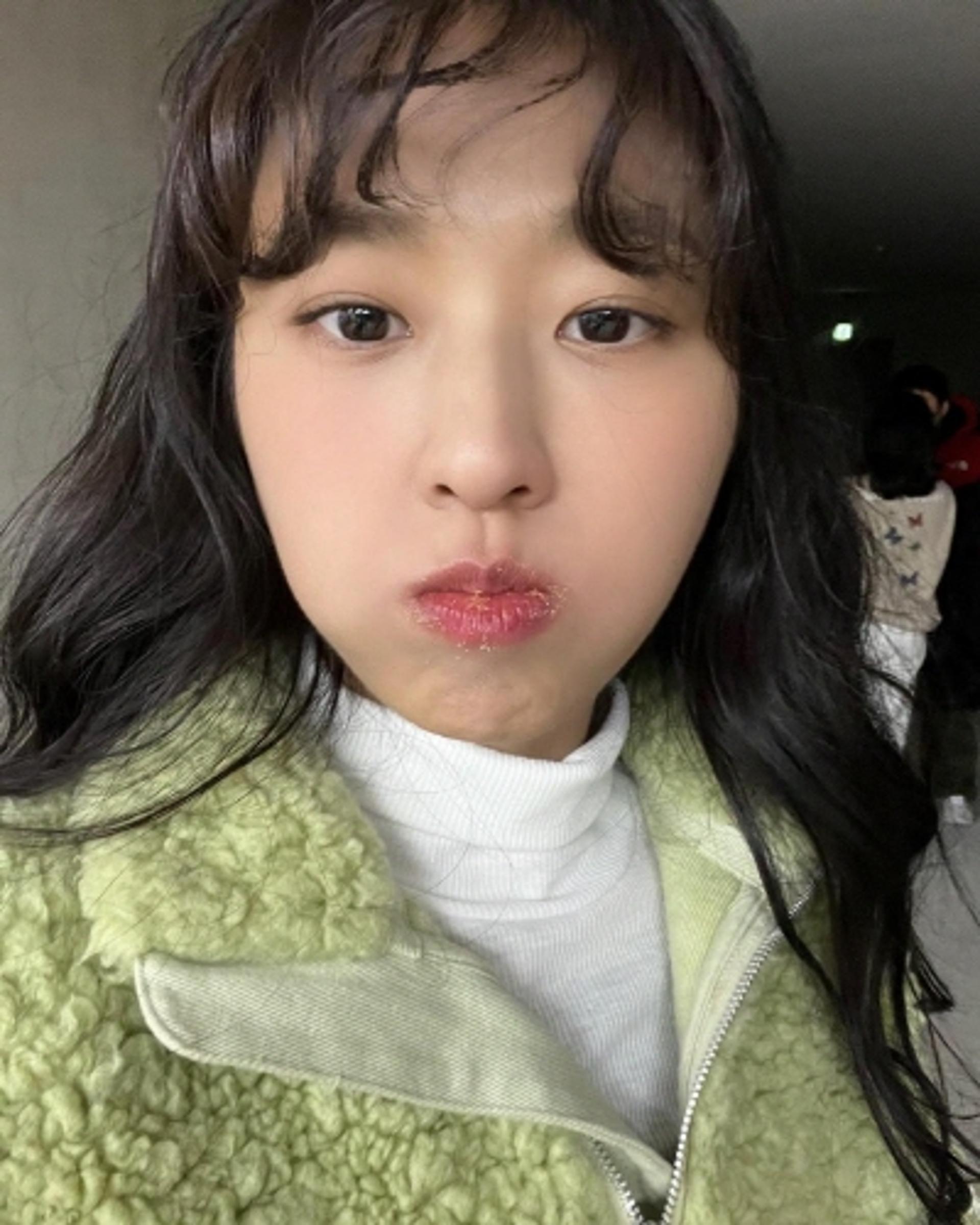 입술에 떡고물 잔뜩 묻은 설현… 삐죽 내밀어도 귀염