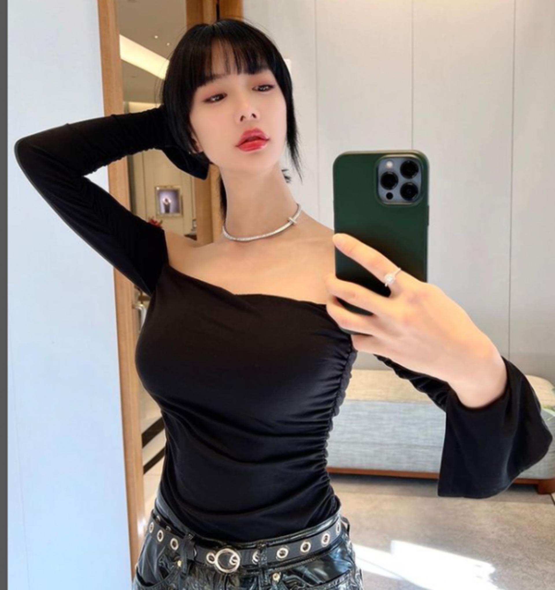 "다이아몬드가 번쩍"… 클라라, 명품 걸치고 '여신자태'
