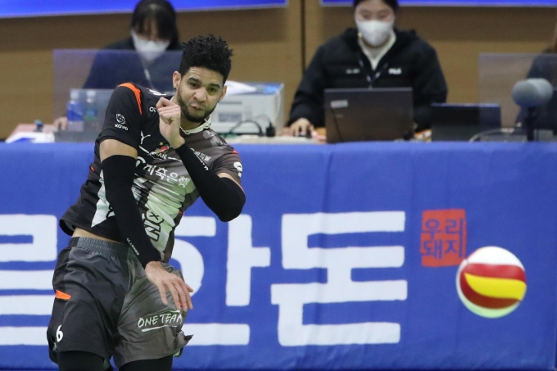 '레오 41점 폭발' OK금융, 삼성화재 3-2 제압… 7위→4위 도약