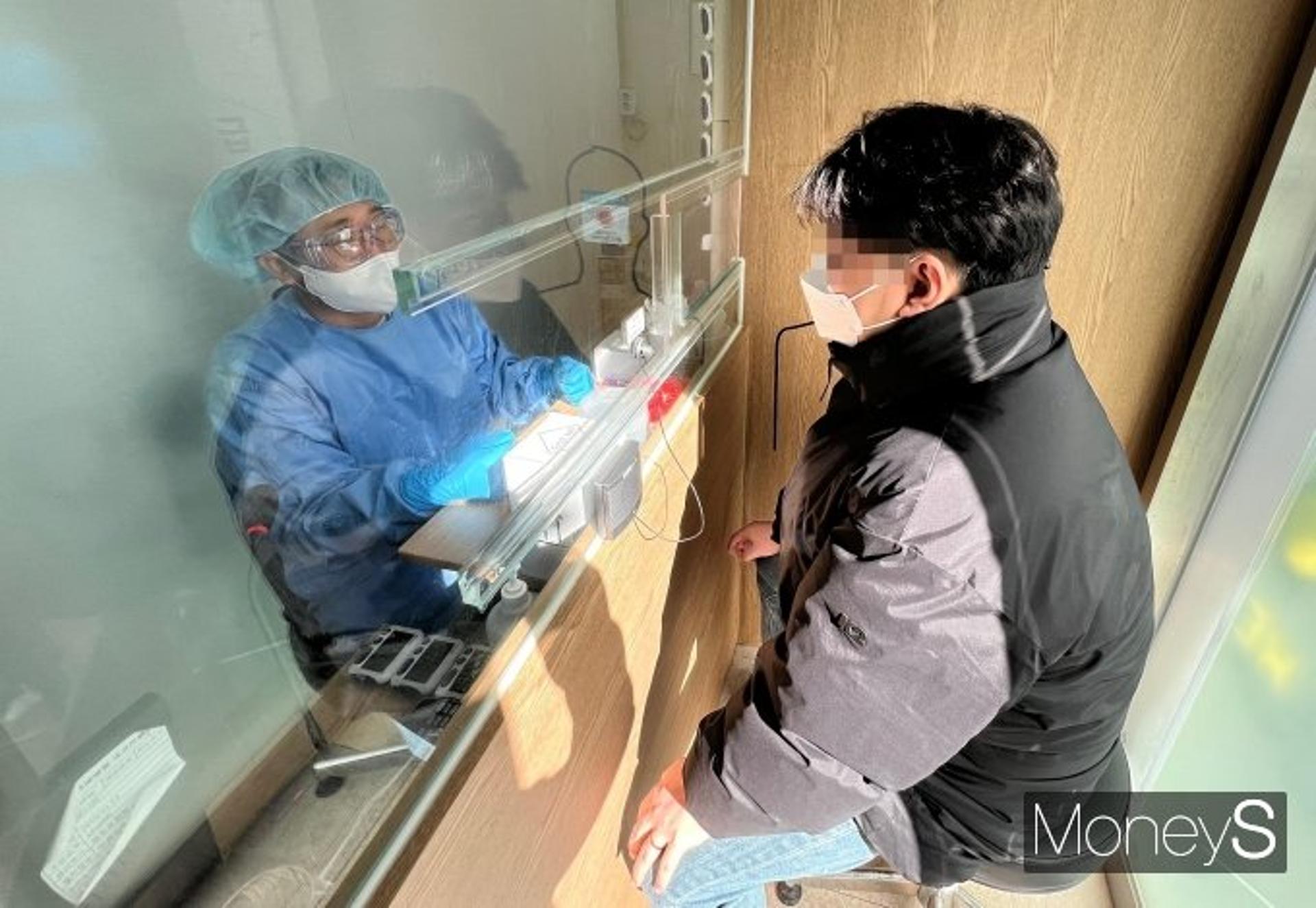 신규 확진자 3만5000명 안팎 예상… 오늘부터 백화점 판촉 금지·학원 띄어앉기