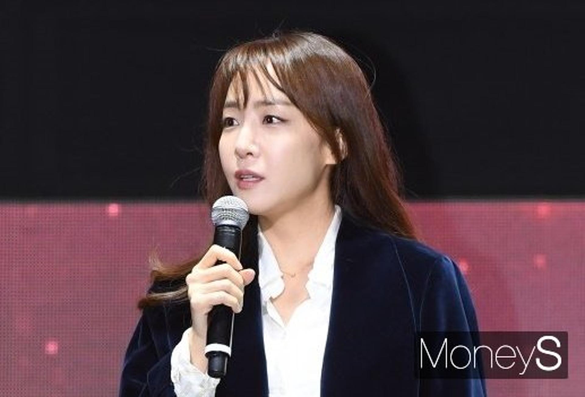 "fair X fail ○"… 작사가 김이나, '편파판정' 옹호 누리꾼 일침