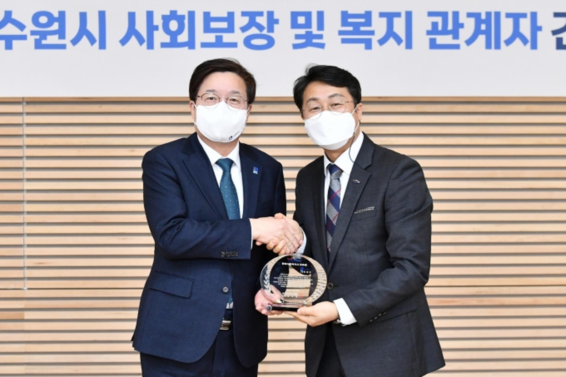 염태영 시장, '명예사회복지사' 됐다