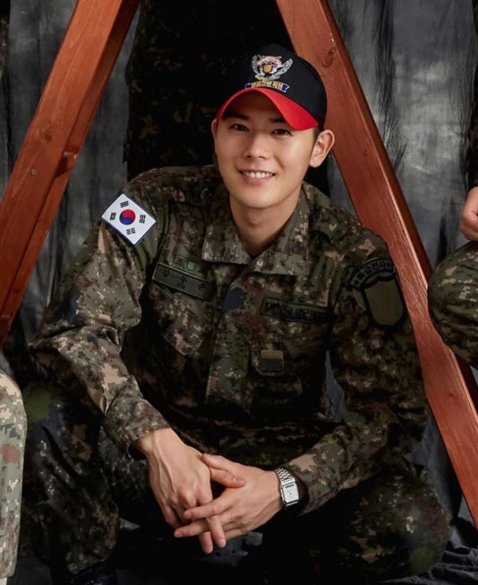"미소도 특급" 김동준, 특급전사·조교 근황 공개