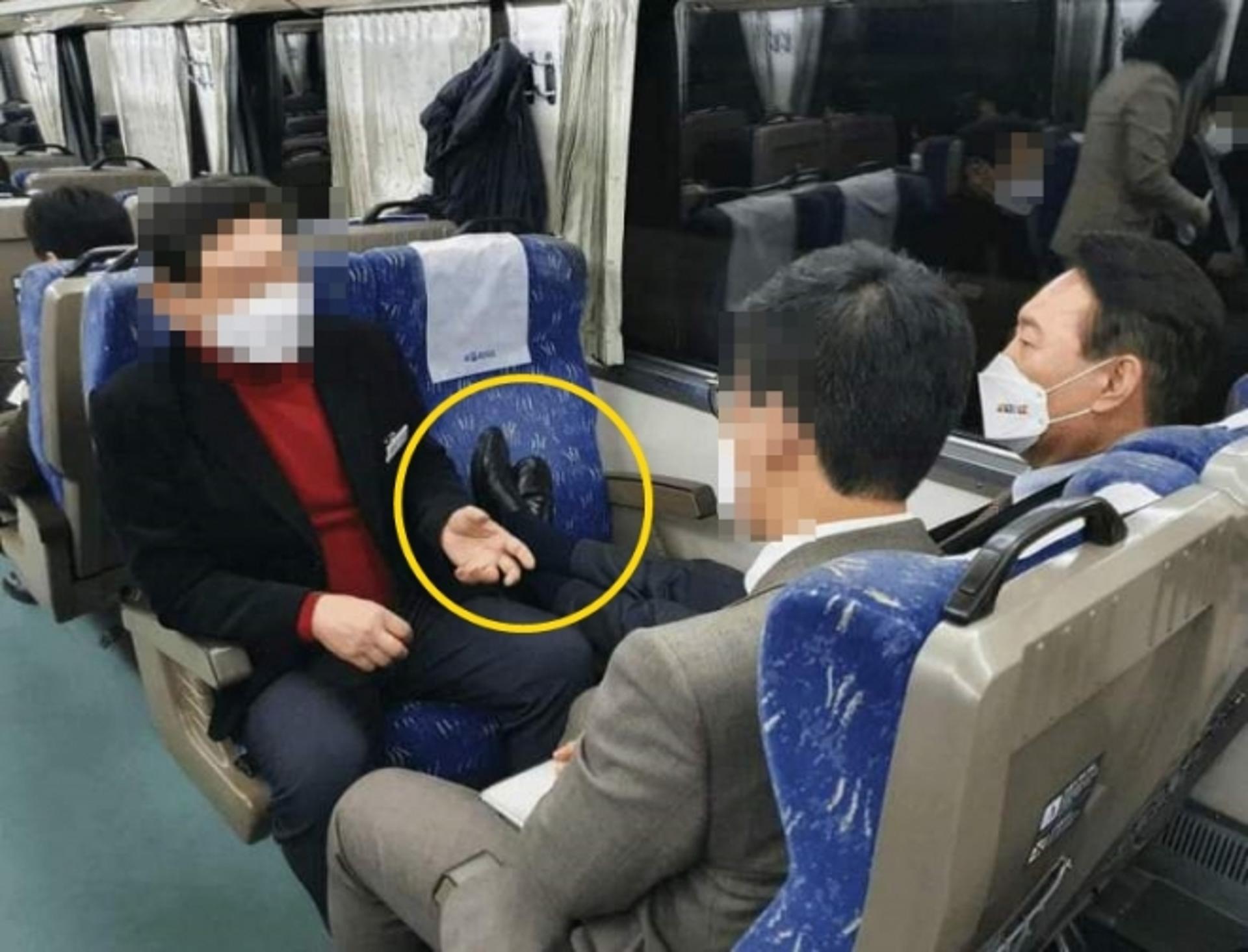 윤석열 ‘열정열차’ 구둣발 사진 논란… 尹 "다리 경련 때문에"