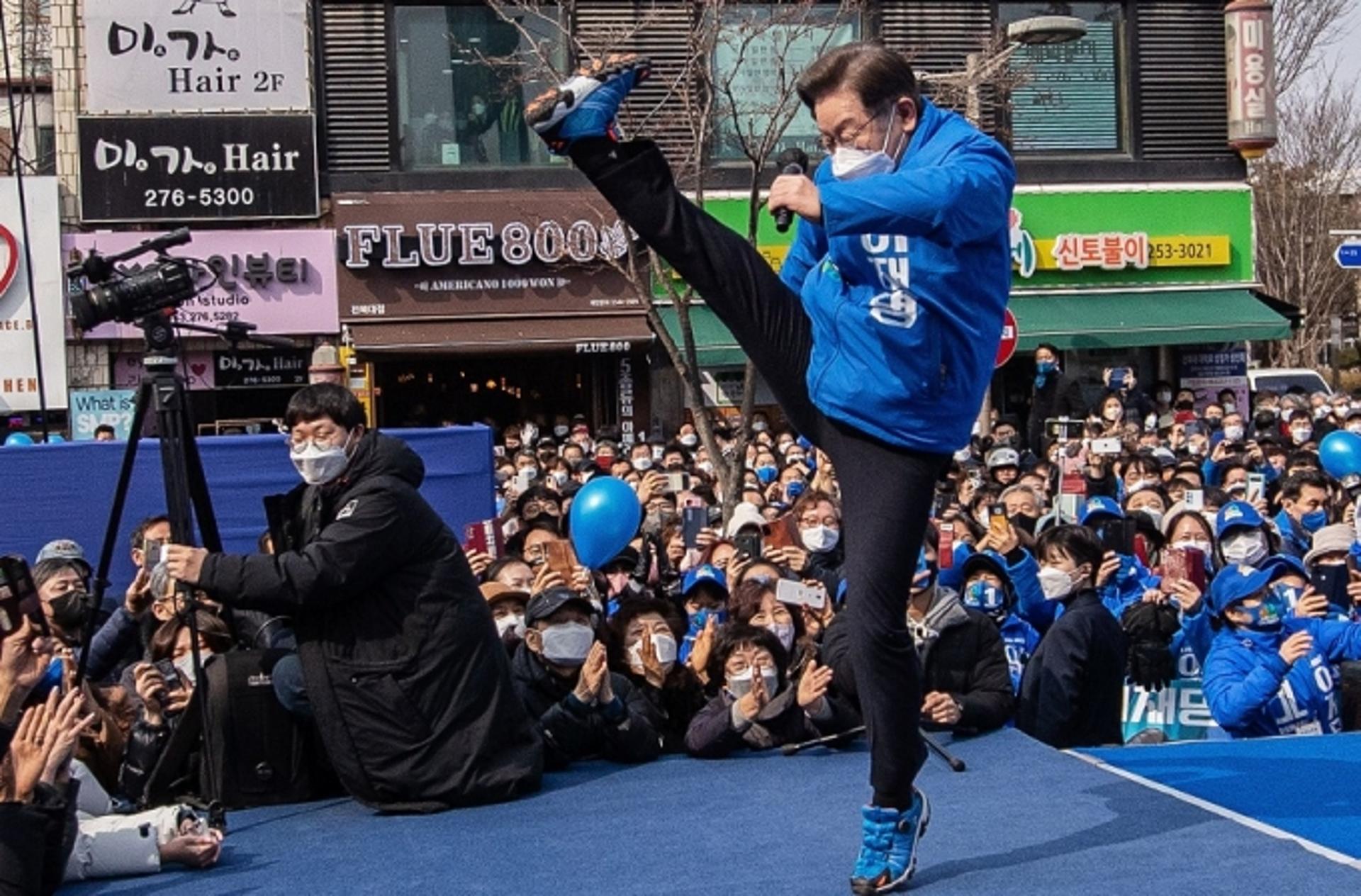 이재명, '부스터슛' 세리머니로 尹 '어퍼컷' 응수?… 퍼포먼스 대결 본격화