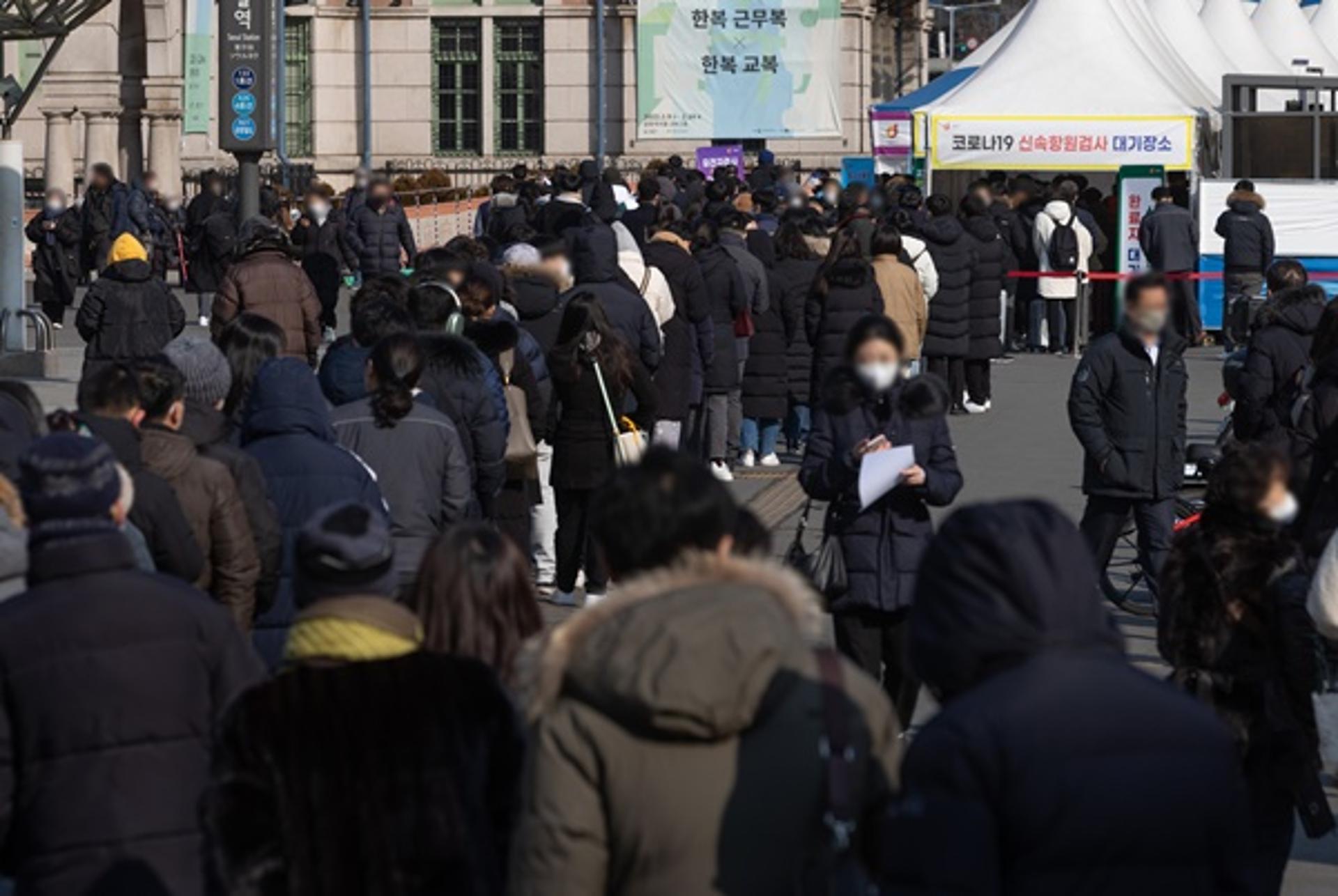 신규 확진자 10만명 안팎 전망… 문 대통령 "예상 범위 안"