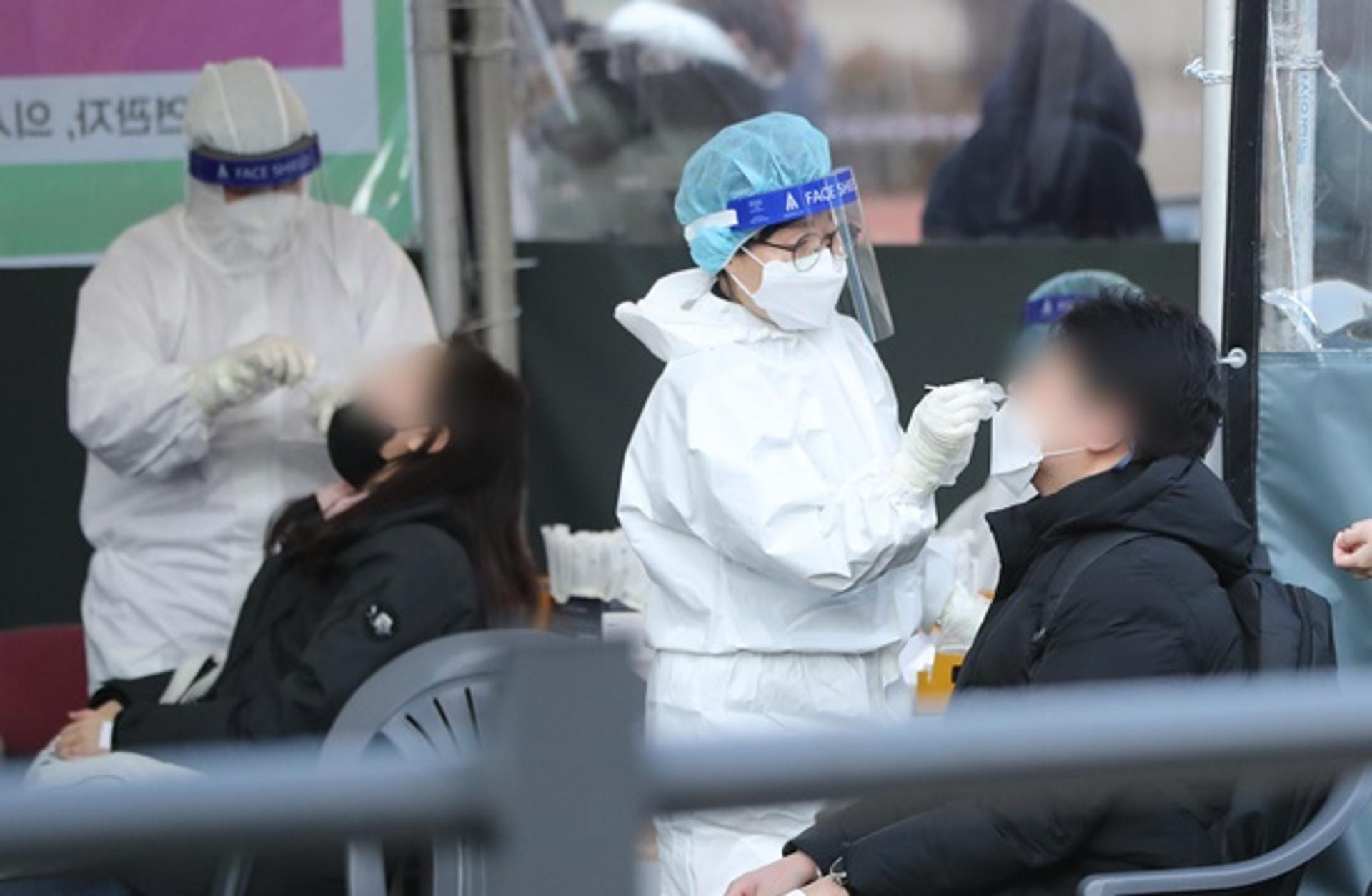 신규 확진자 16만명대 전망… 대구 '방역패스 중단' 줄소송