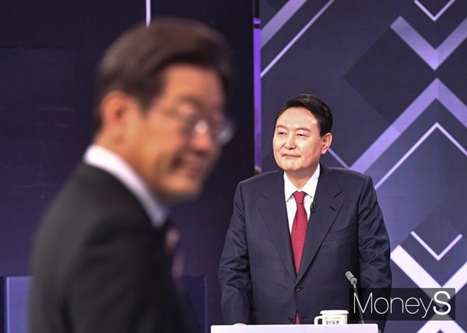 尹" 데이트폭력 살인 변호하며 페미니즘?" vs 李 "사죄의 말씀"