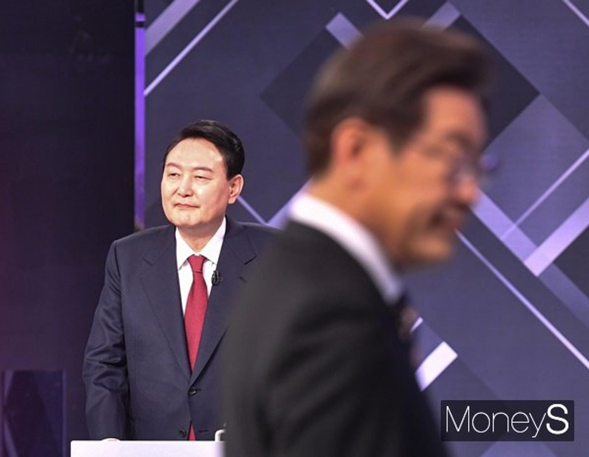'또 대장동 공방'… 李 "특검하자 동의하나" vs 尹 "이것 보세요"